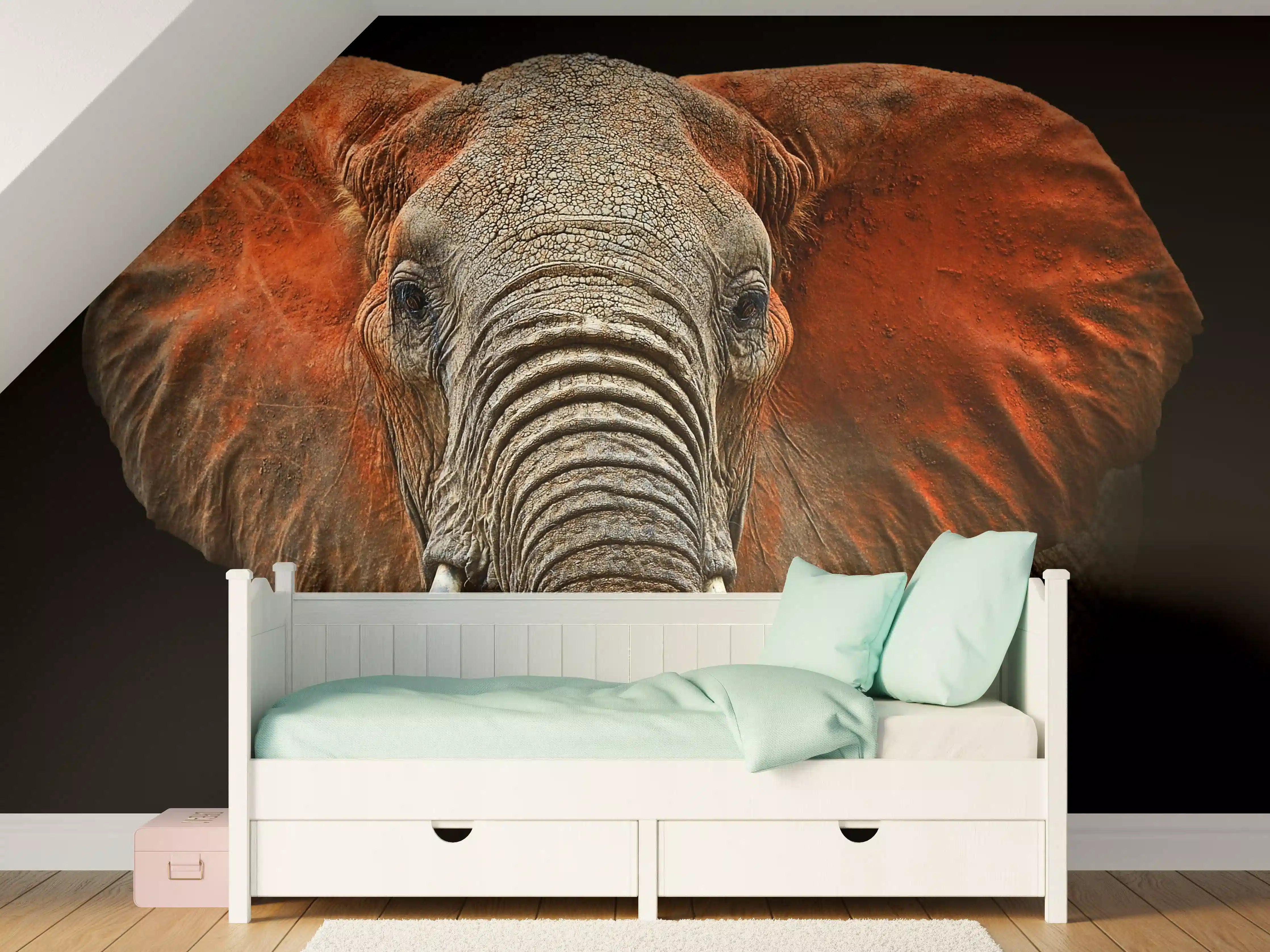 Kinderzimmer Wandgestaltung - Majestätischer Elefant mit beeindruckenden roten Ohren