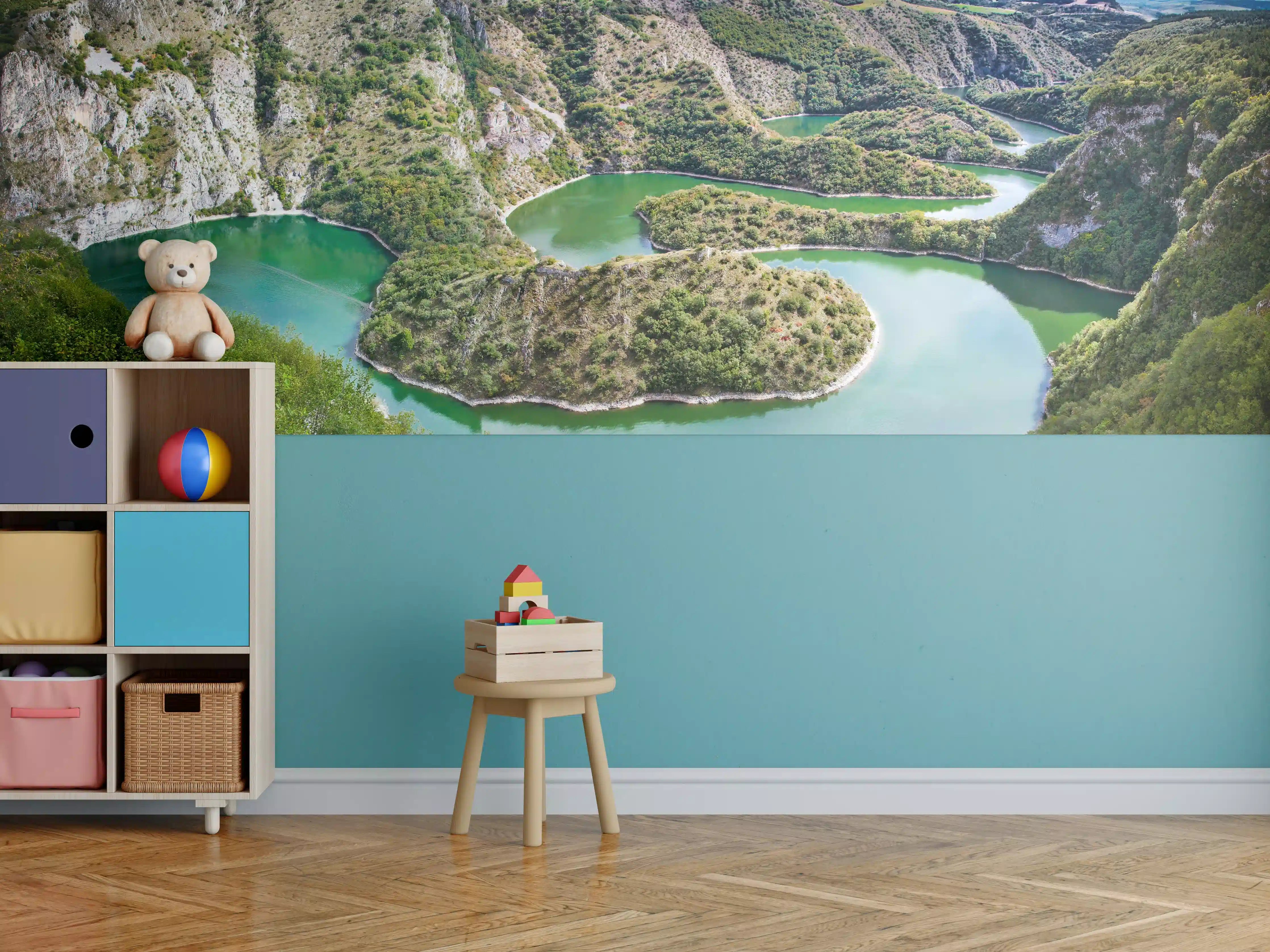 Kinderzimmer Wandgestaltung - Majestätischer Fluss inmitten grüner Hügellandschaft