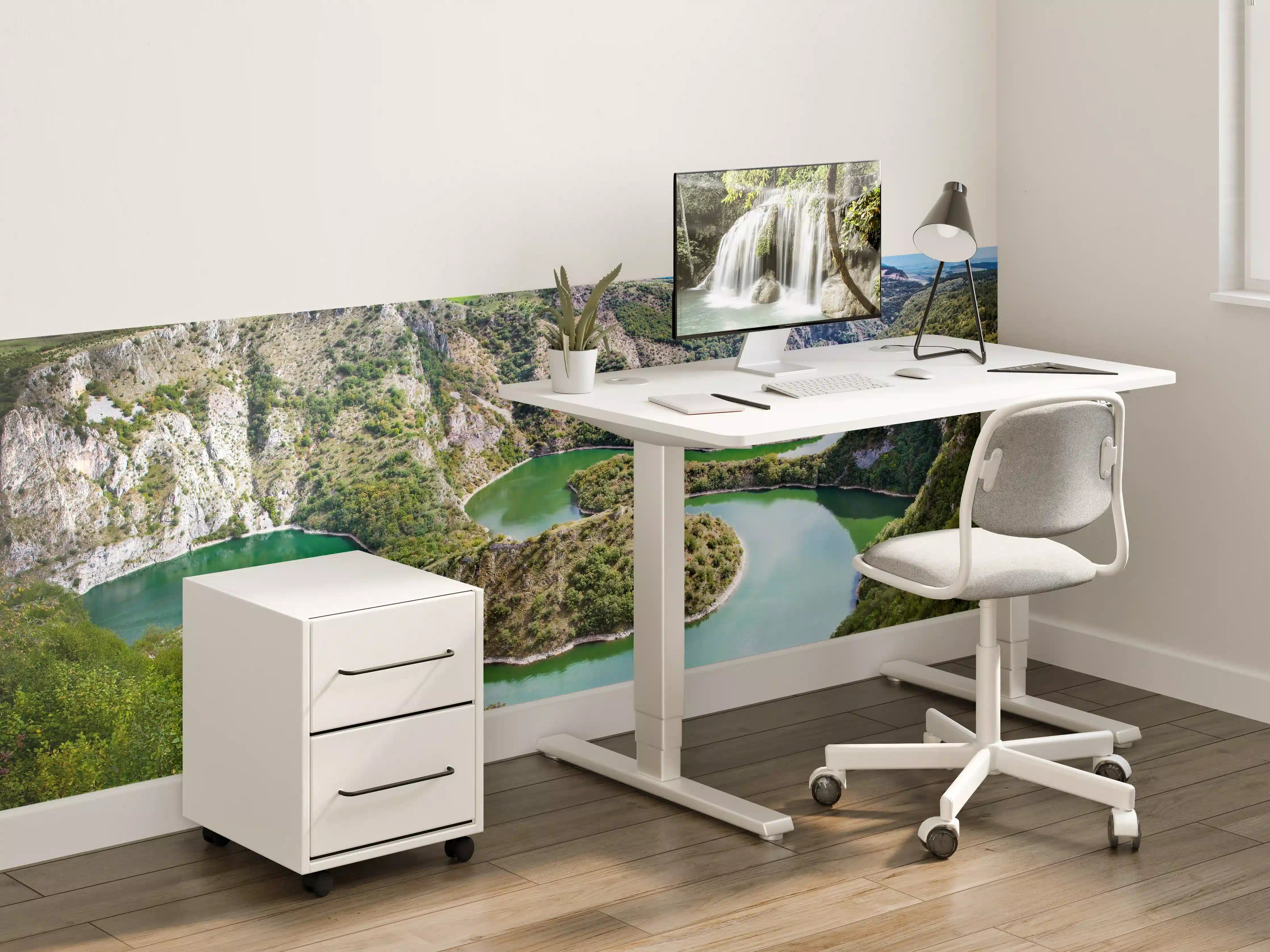 Kinderzimmer Wandgestaltung - Majestätischer Fluss inmitten grüner Hügellandschaft