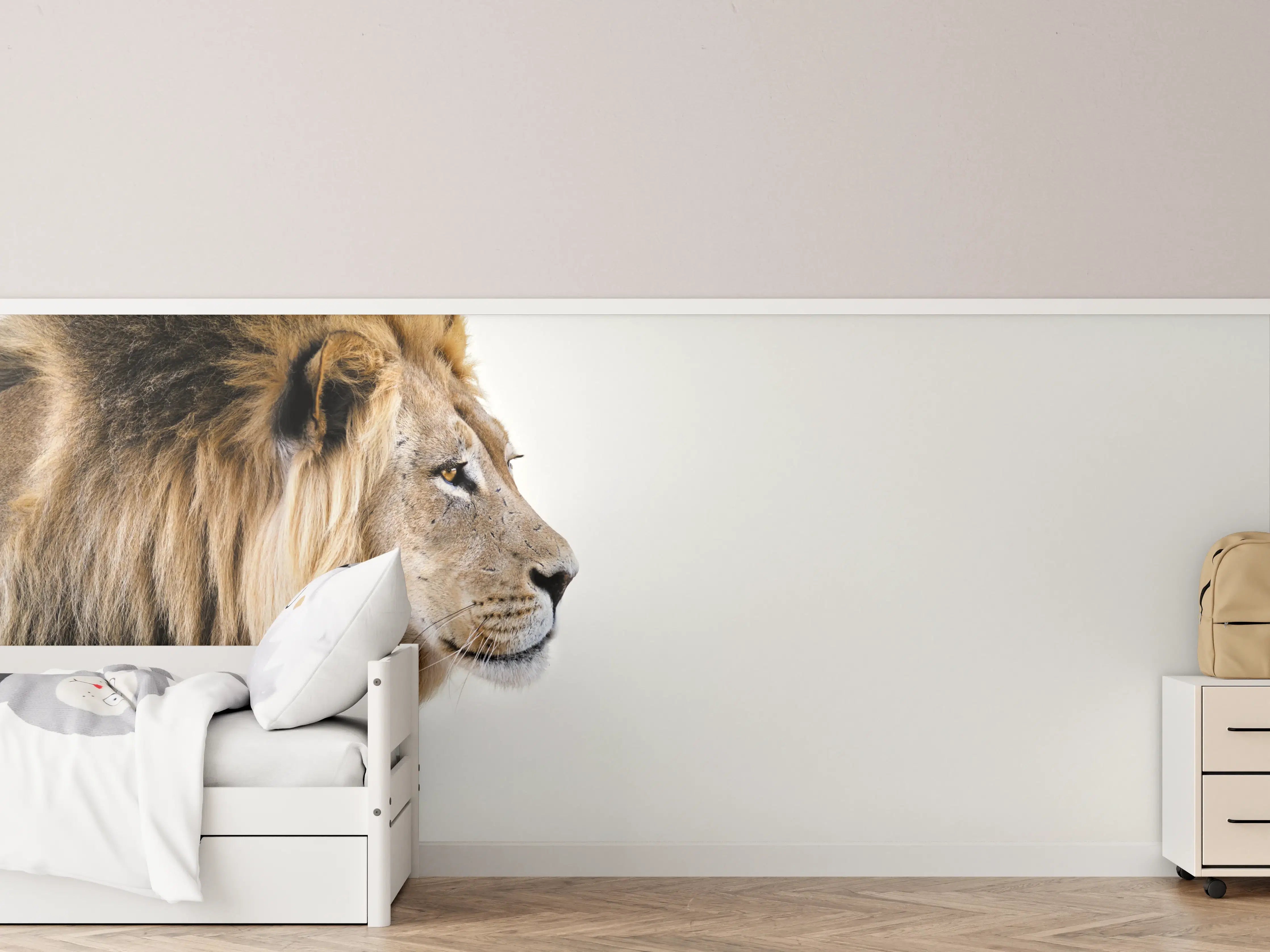 Kinderzimmer Wandgestaltung - Majestätischer Löwe vor neutralem Hintergrund