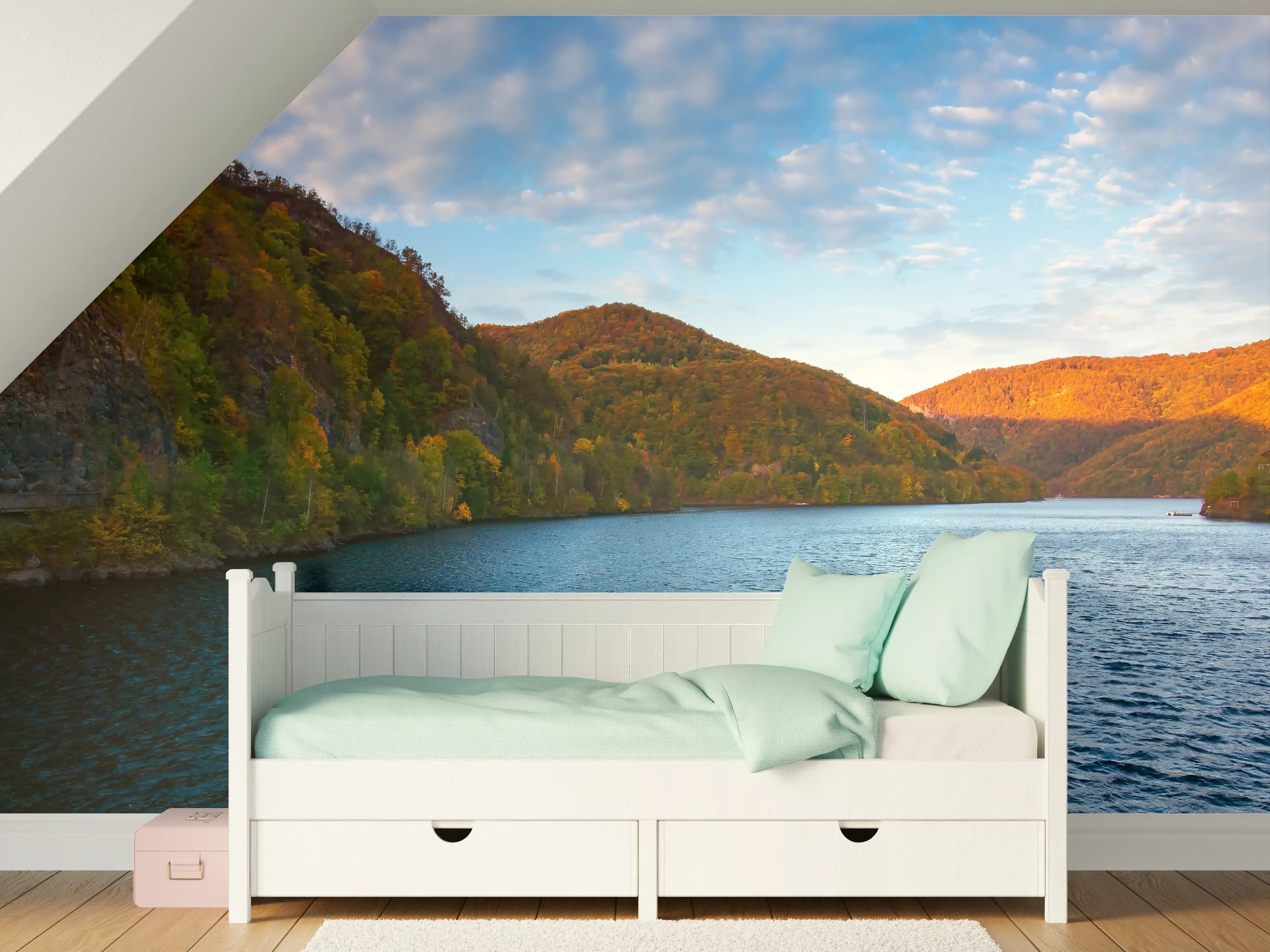 Kinderzimmer Wandgestaltung - Majestätischer See inmitten herbstlicher Berge