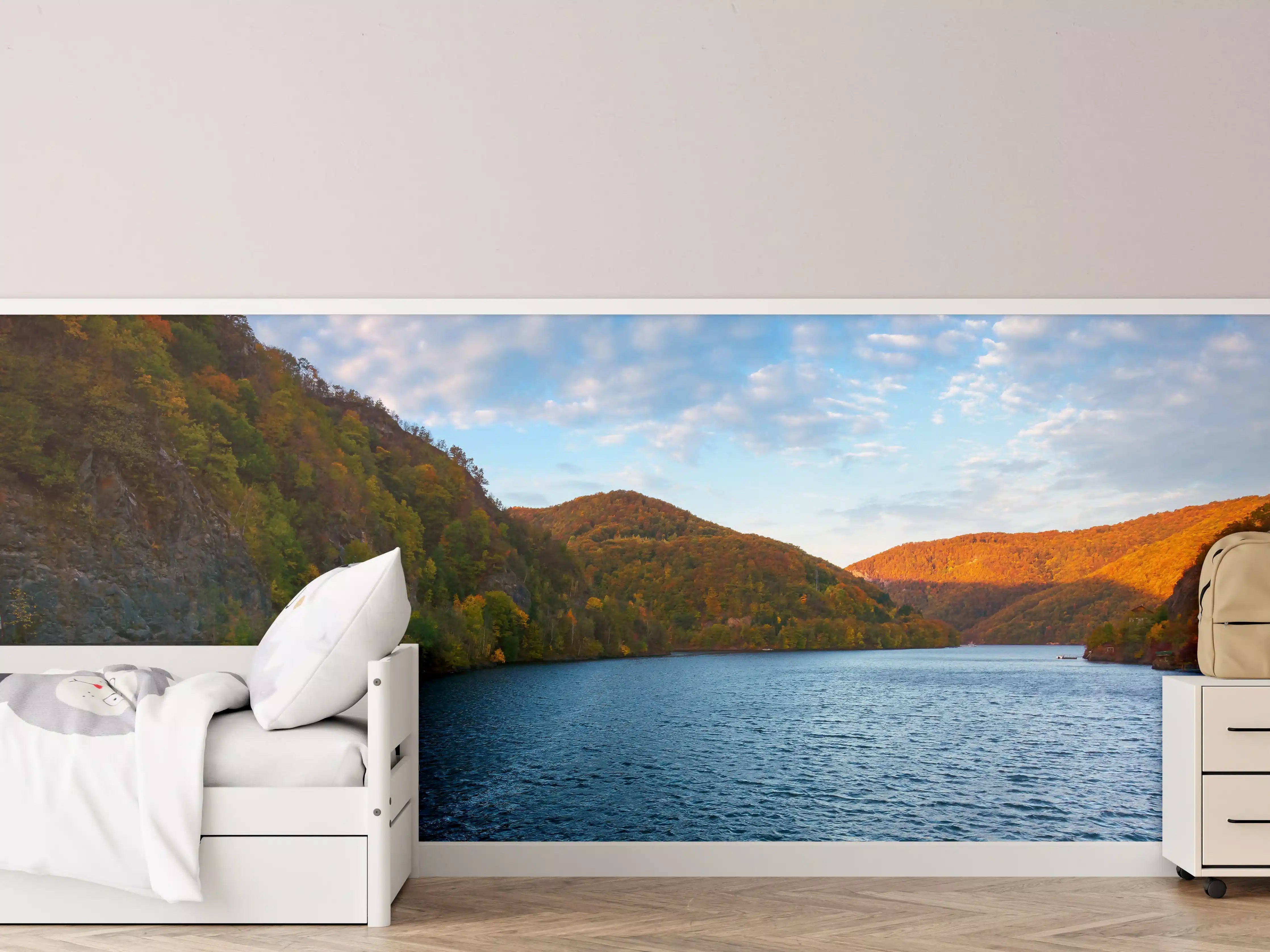 Kinderzimmer Wandgestaltung - Majestätischer See inmitten herbstlicher Berge