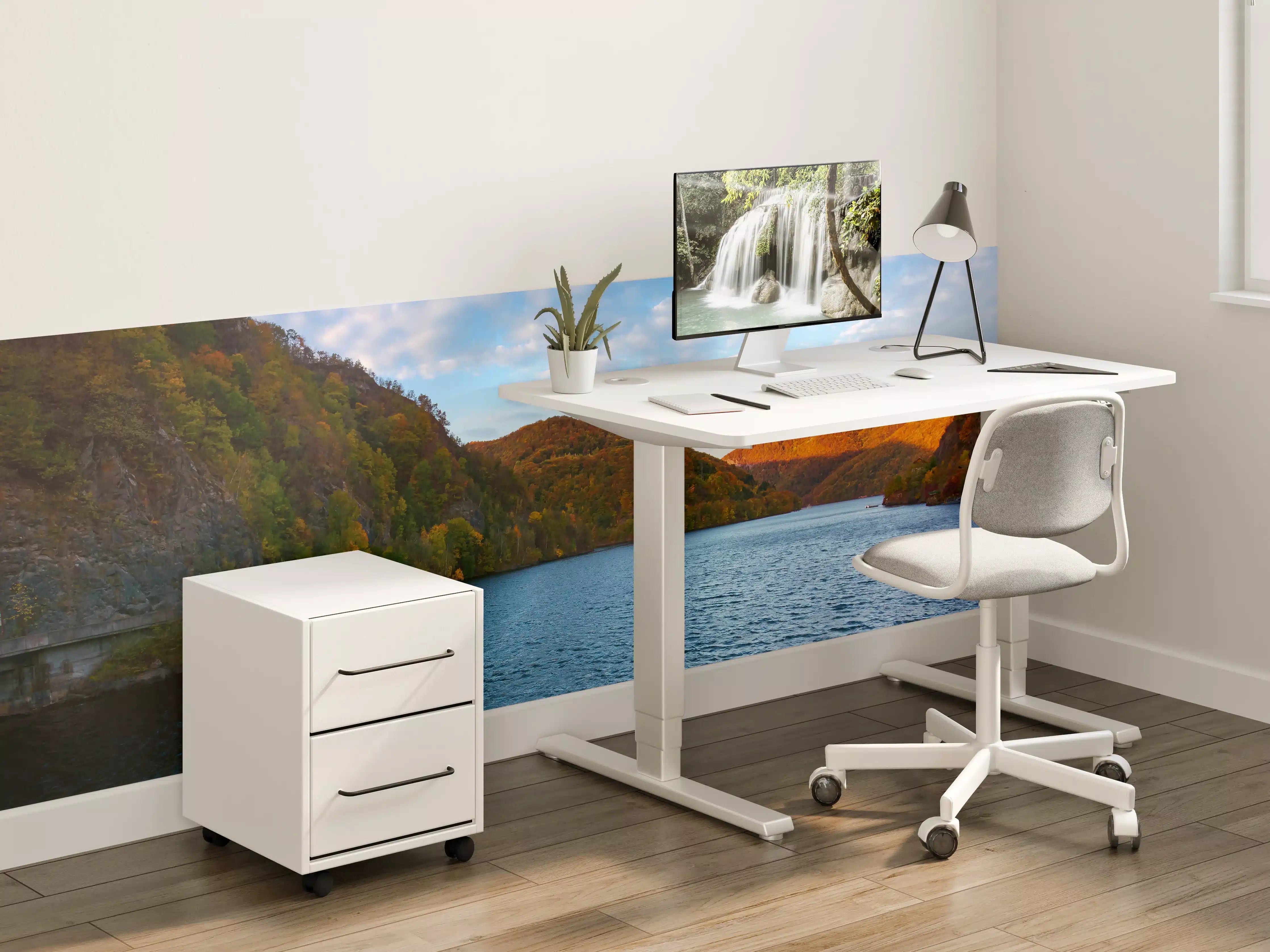 Kinderzimmer Wandgestaltung - Majestätischer See inmitten herbstlicher Berge