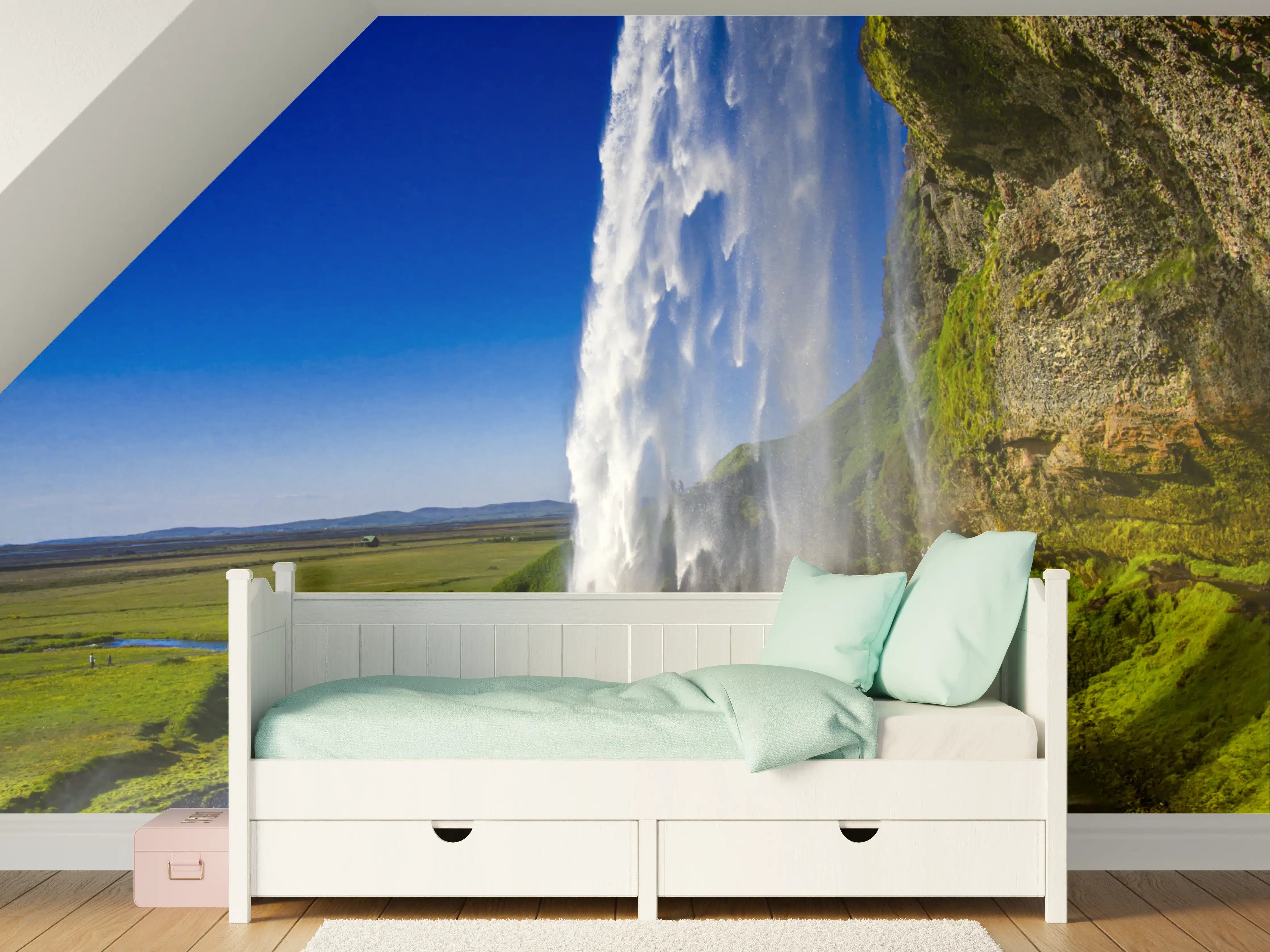 Kinderzimmer Wandgestaltung - Majestätischer Wasserfall vor grünem Landschaftshintergrund