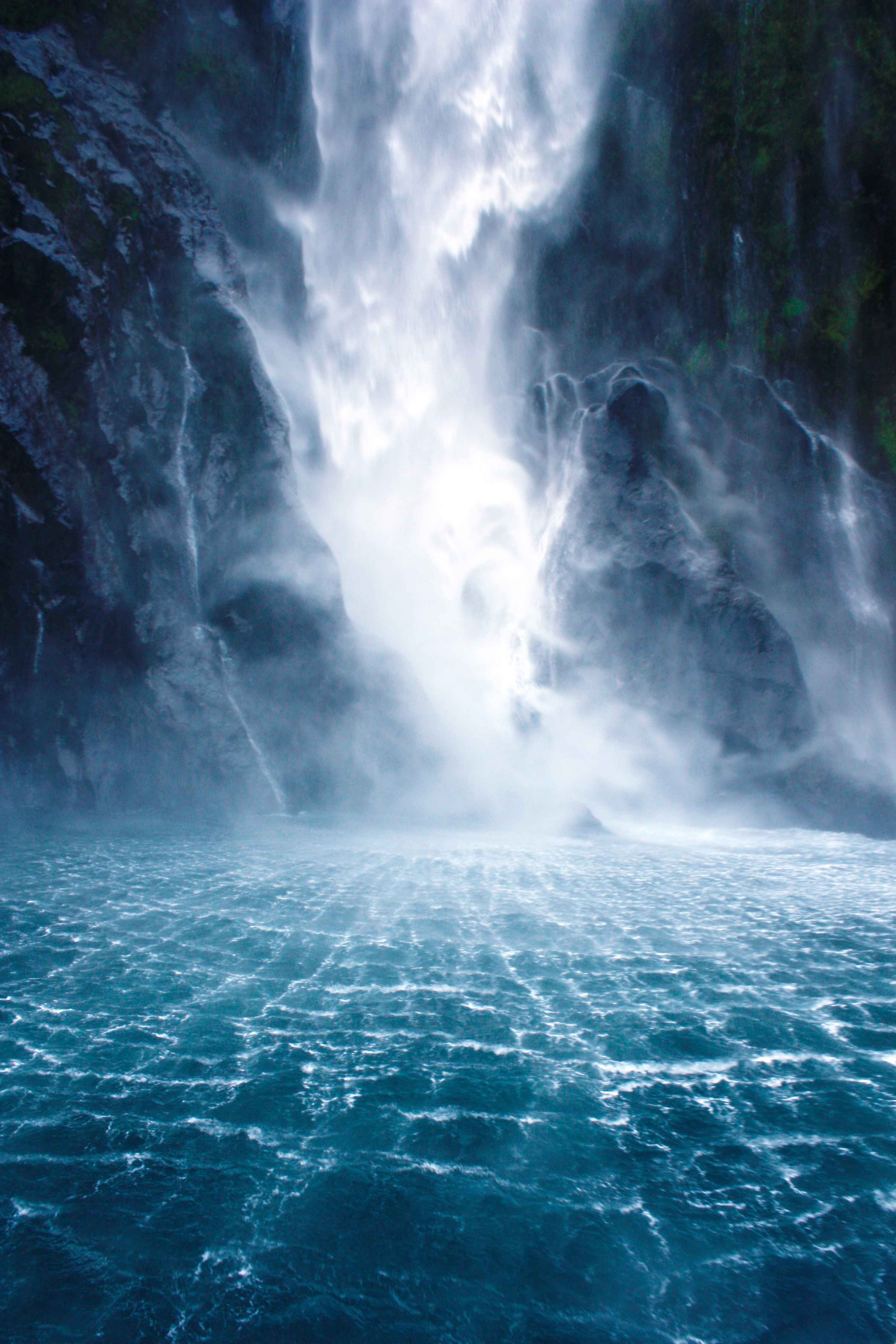 Kinderzimmer Wandgestaltung-Majestatischer Wasserfall mit Türkisfarbenem Wasser