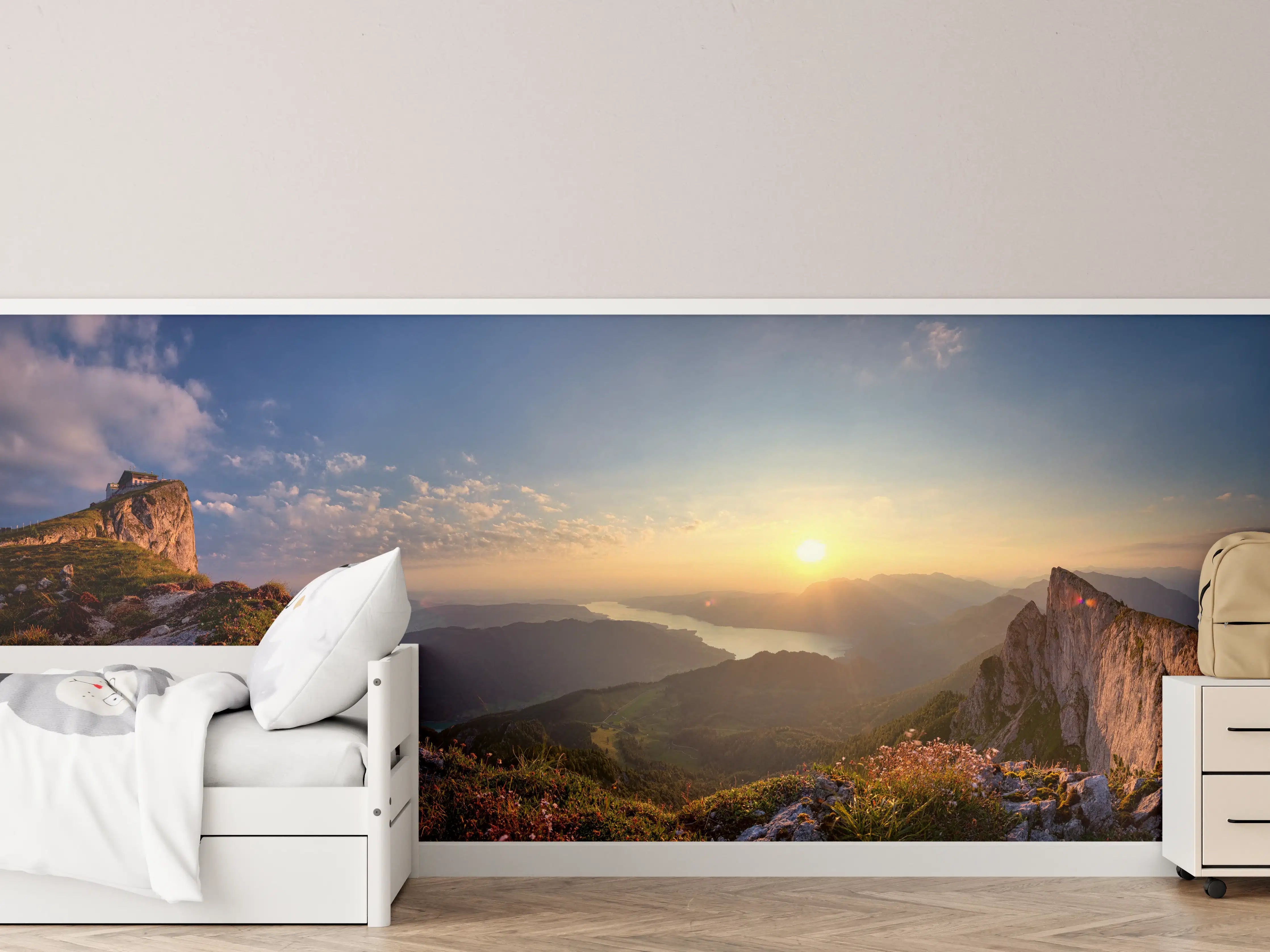 Kinderzimmer Wandgestaltung - Morgenlicht über Nebelgipfeln