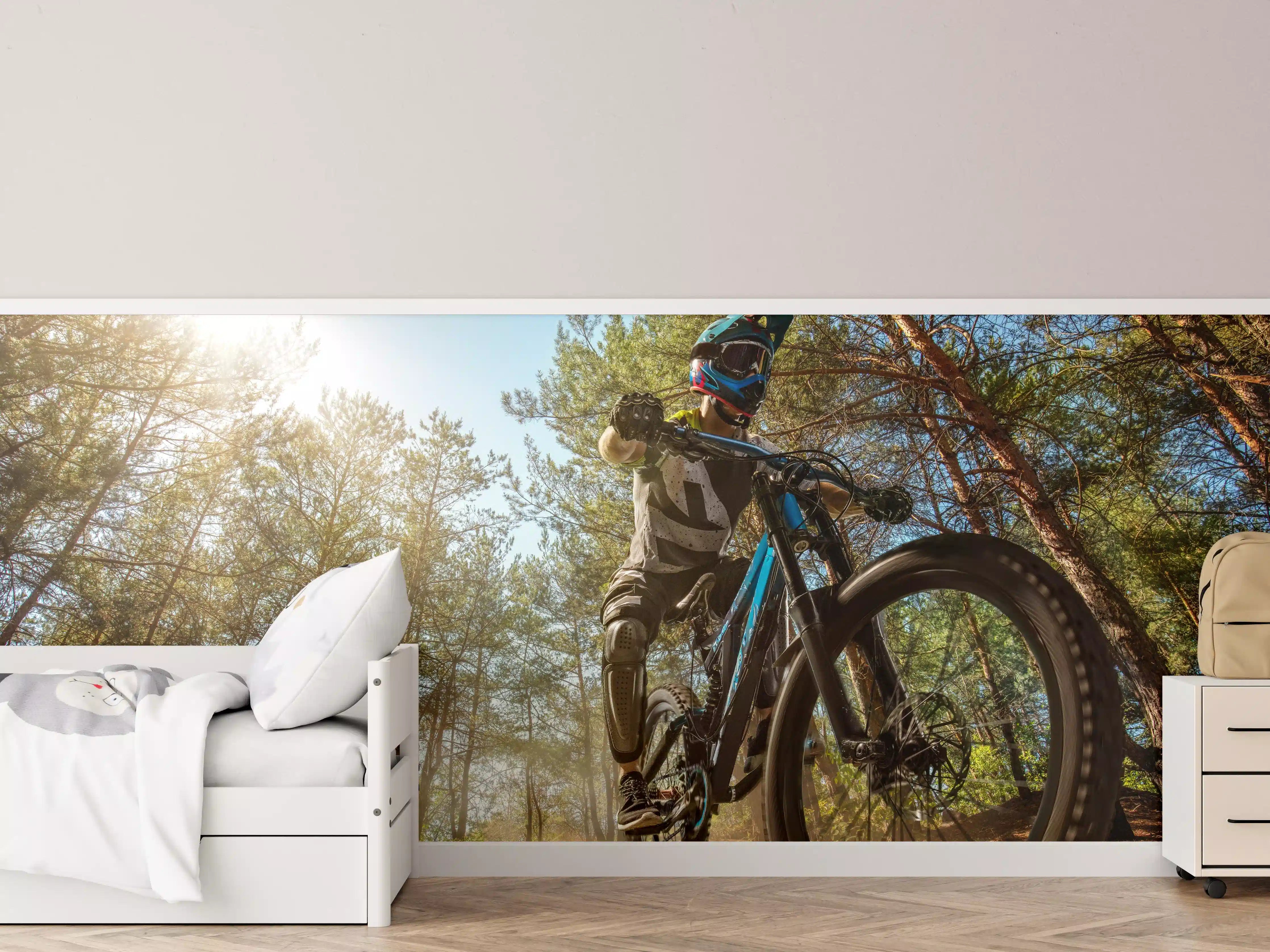 Kinderzimmer Wandgestaltung - Mountainbiker auf Waldweg