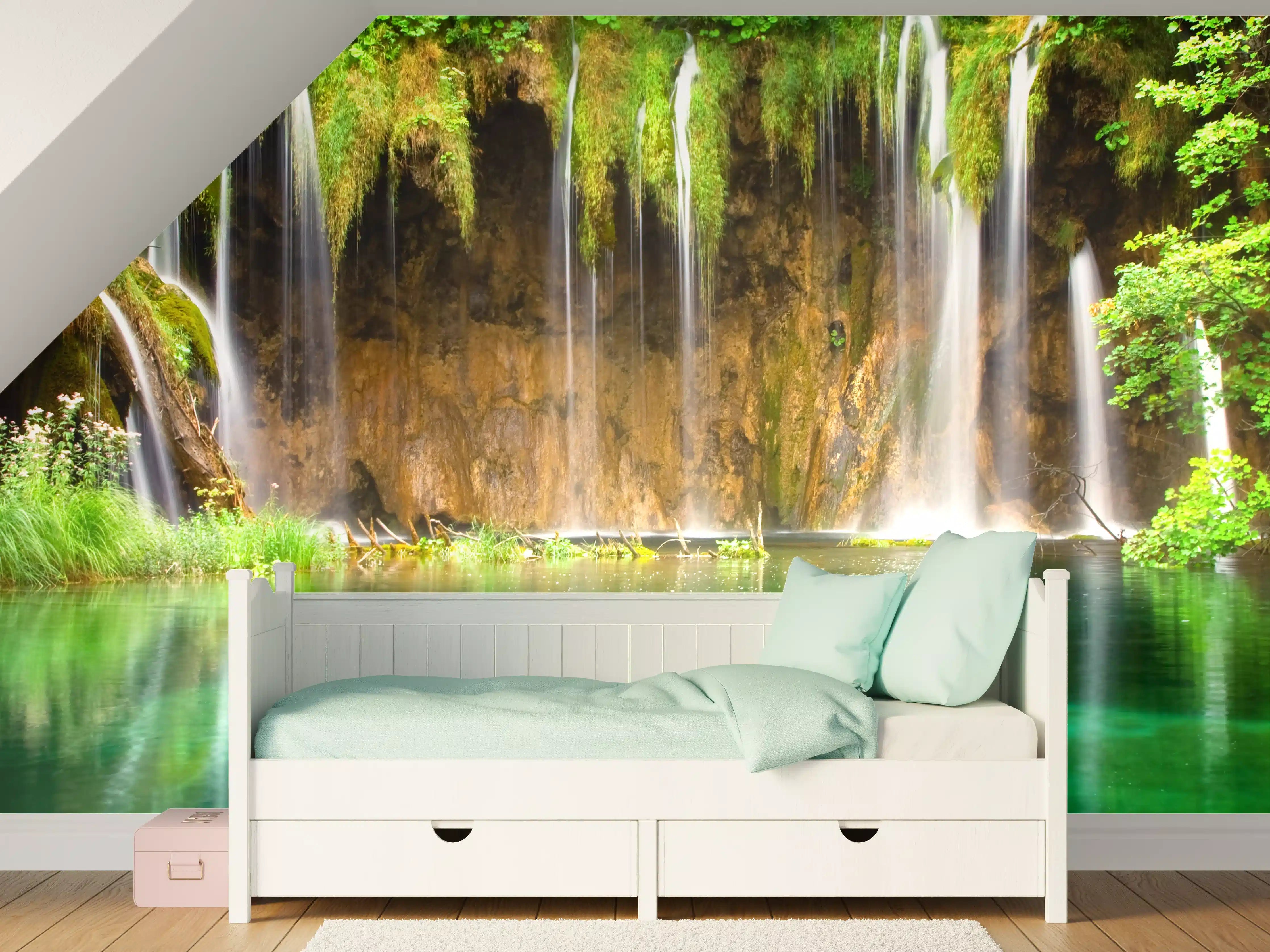 Kinderzimmer Wandgestaltung - Mystischer Wasserfall im smaragdgrünen Dschungel