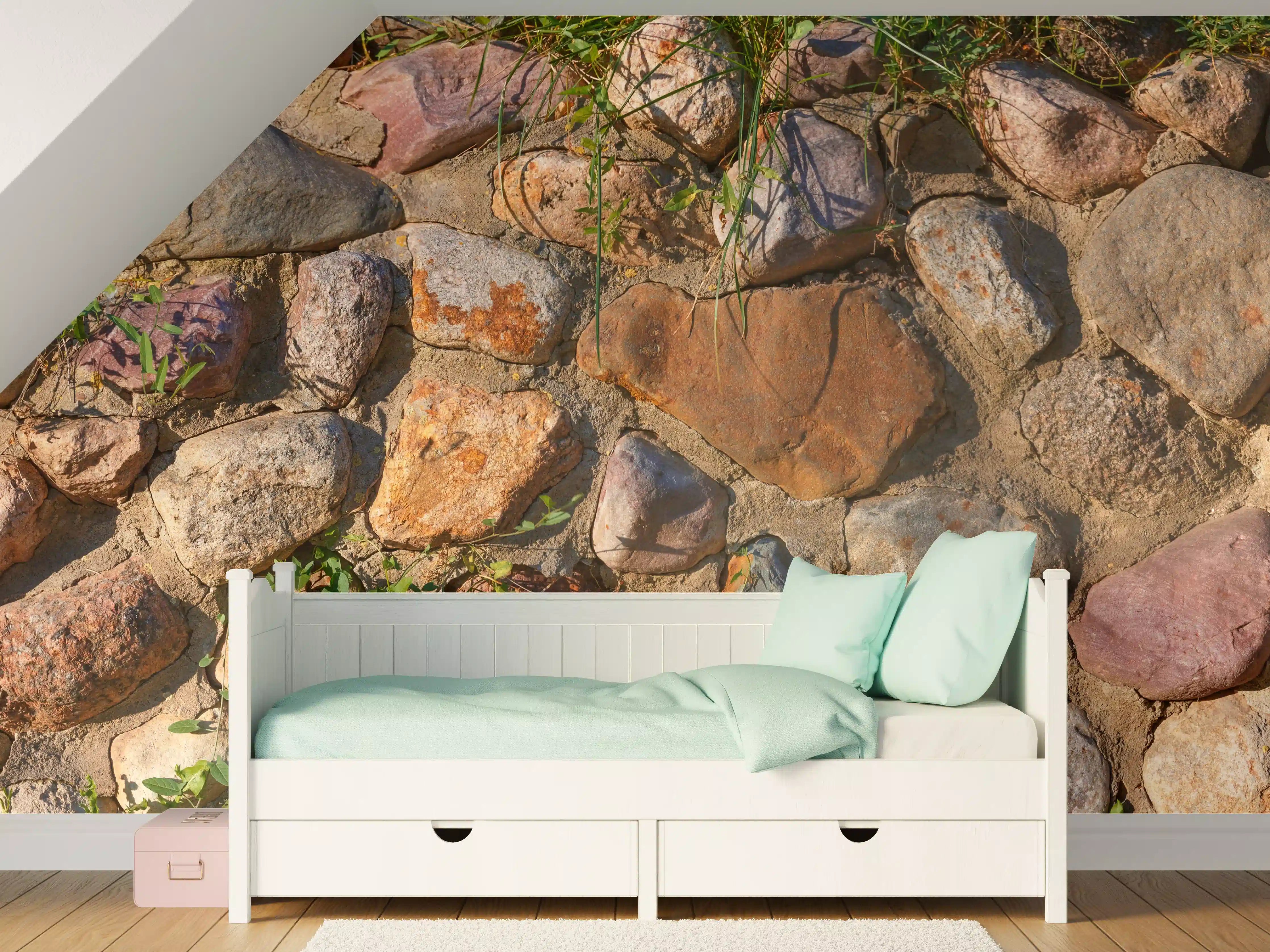 Kinderzimmer Wandgestaltung - Natursteinmauer mit bunten Steinen und Pflanzen