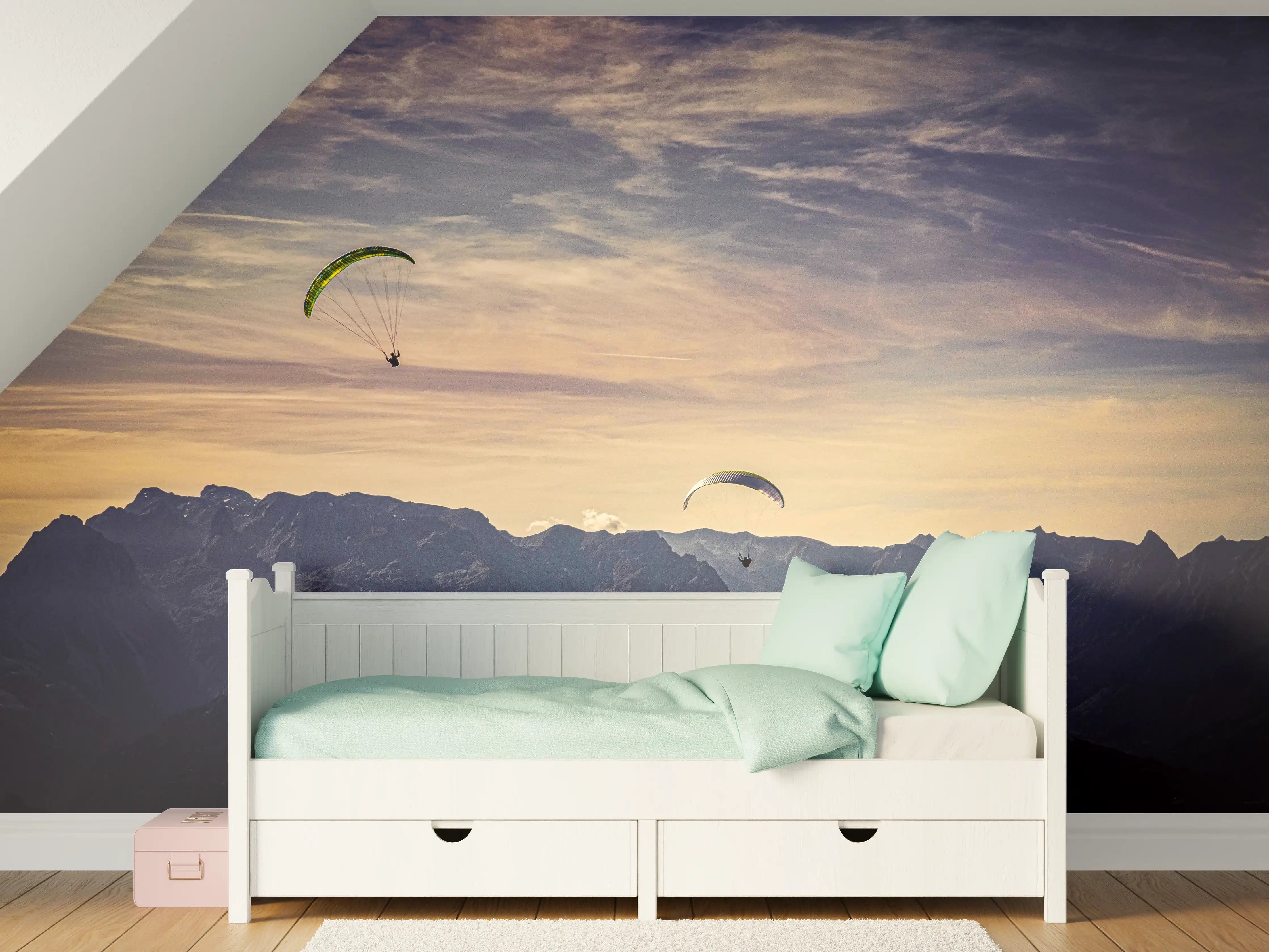 Kinderzimmer Wandgestaltung - Paragliding über majestätischen Bergen bei Sonnenuntergang