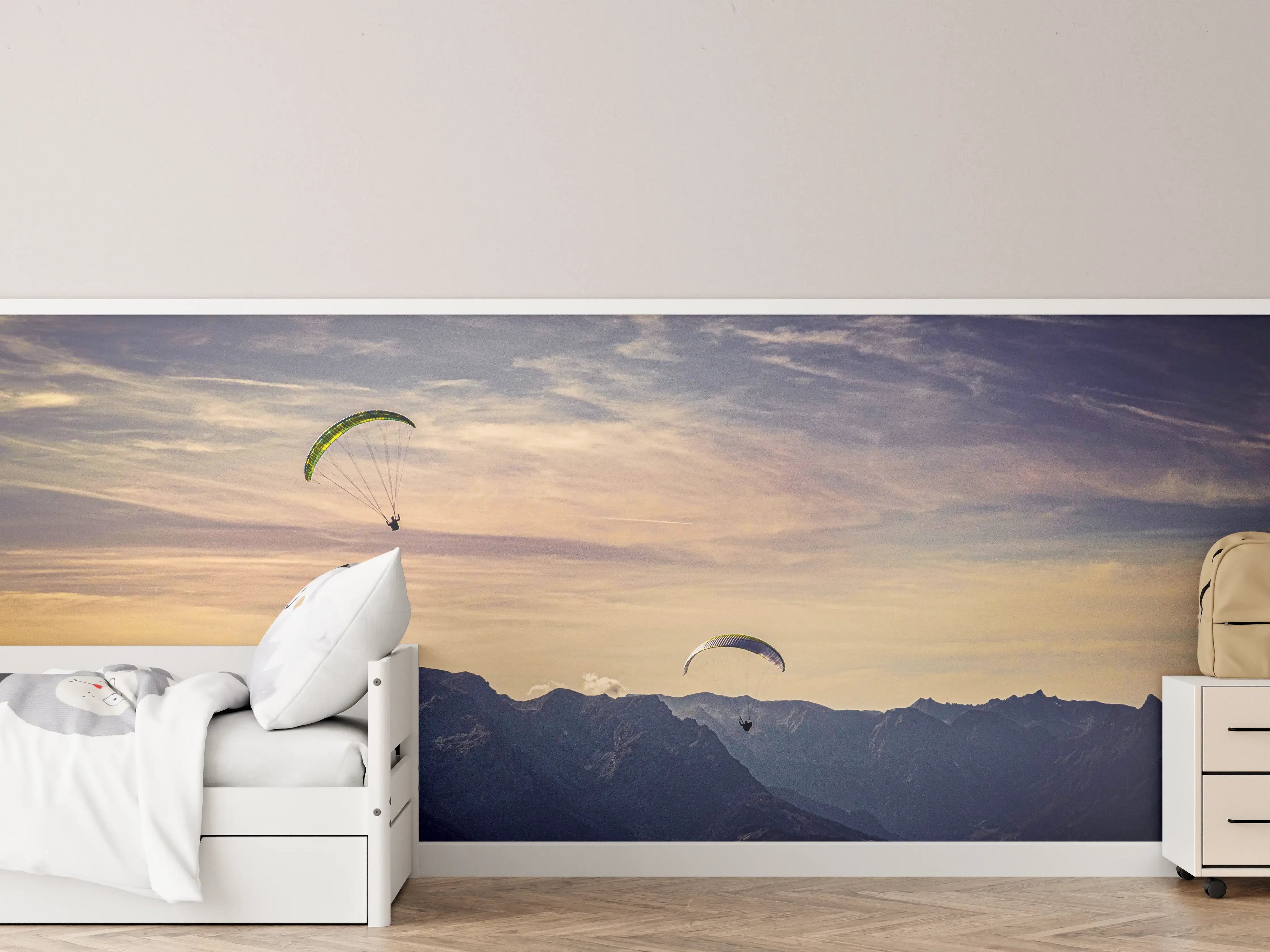 Kinderzimmer Wandgestaltung - Paragliding über majestätischen Bergen bei Sonnenuntergang