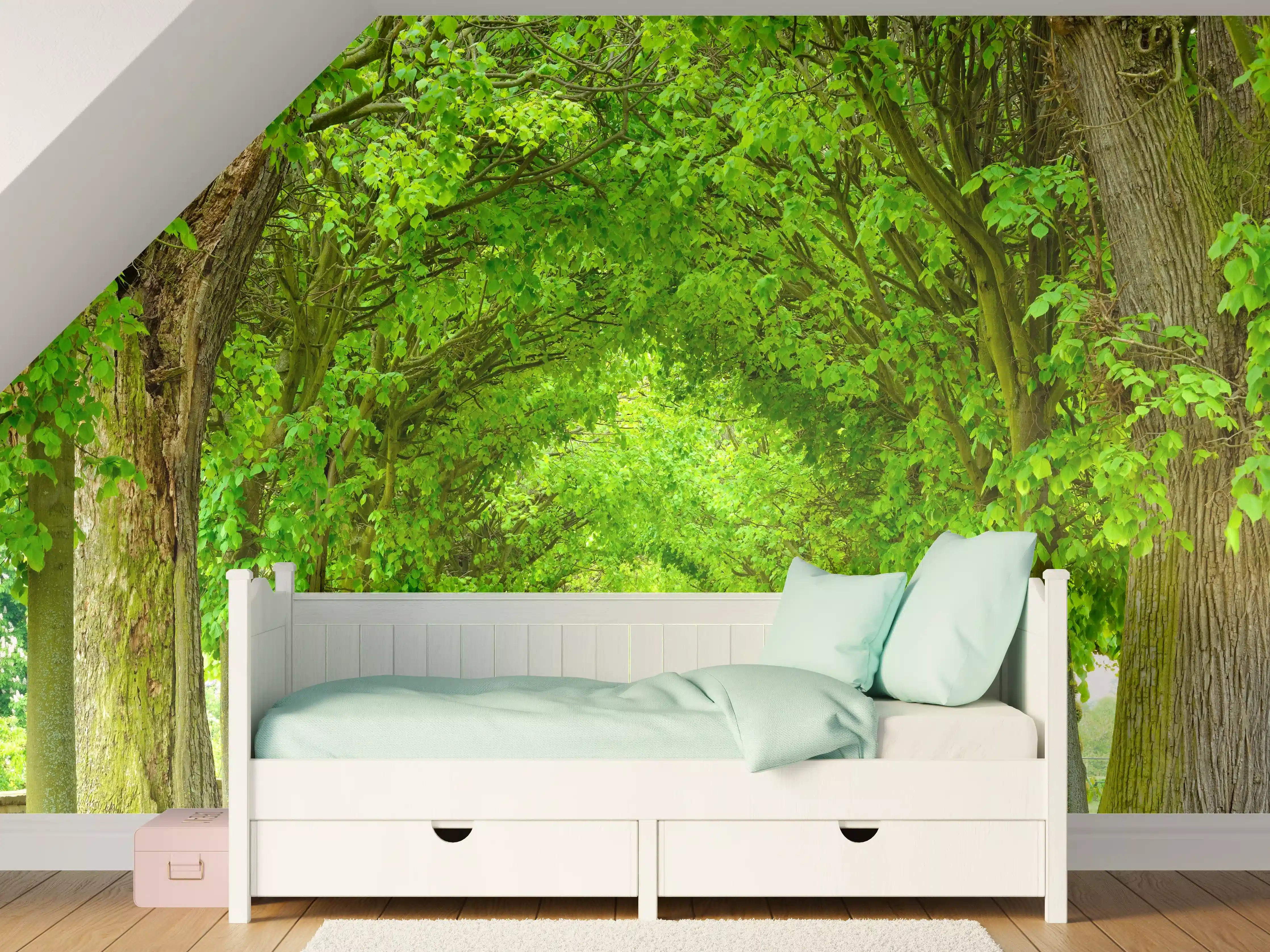 Kinderzimmer Wandgestaltung - Park mit tunnelartiger Lindenallee im Frühling