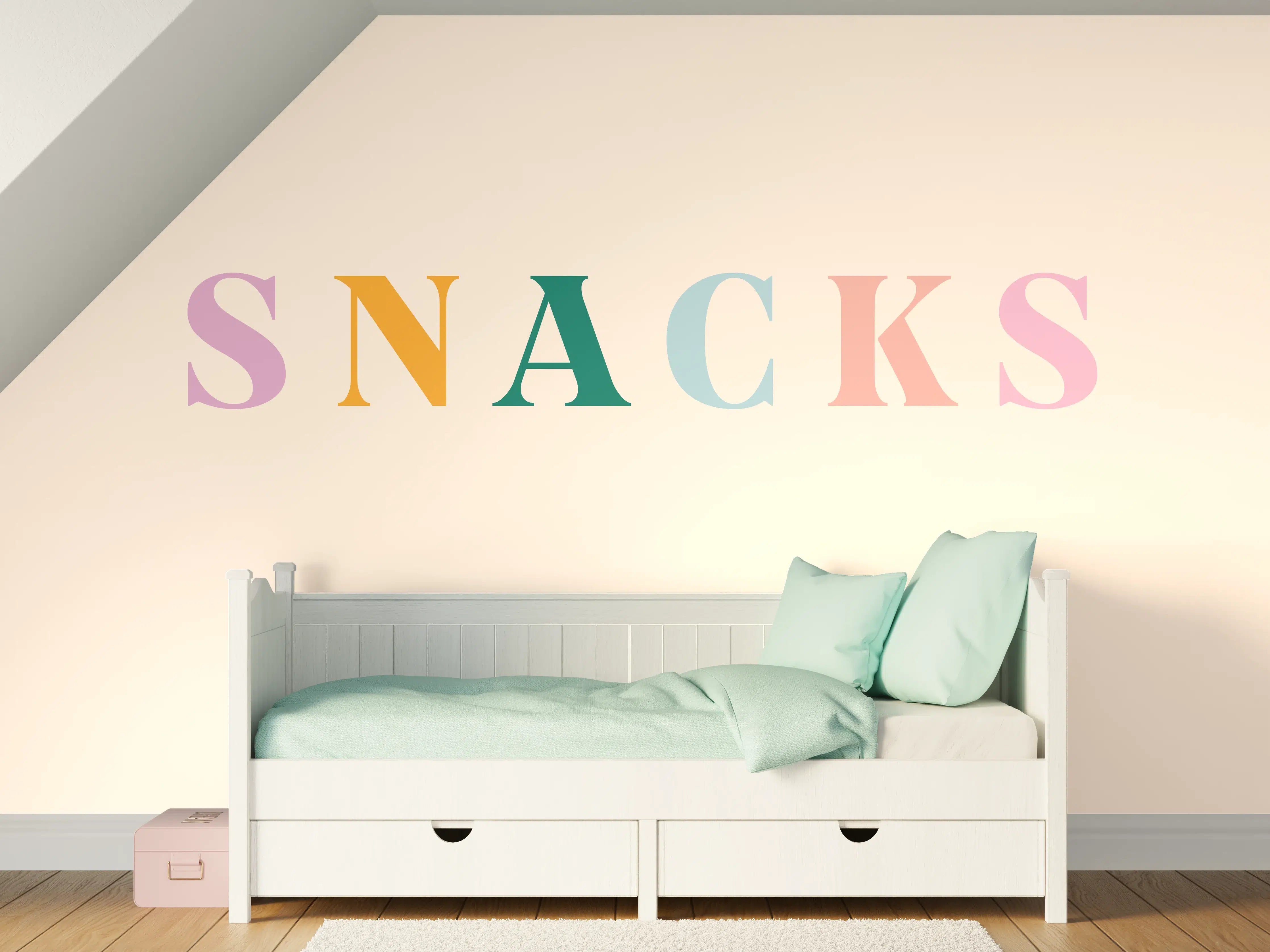 Kinderzimmer Wandgestaltung - Pastellfarbene 'SNACKS' Schrift