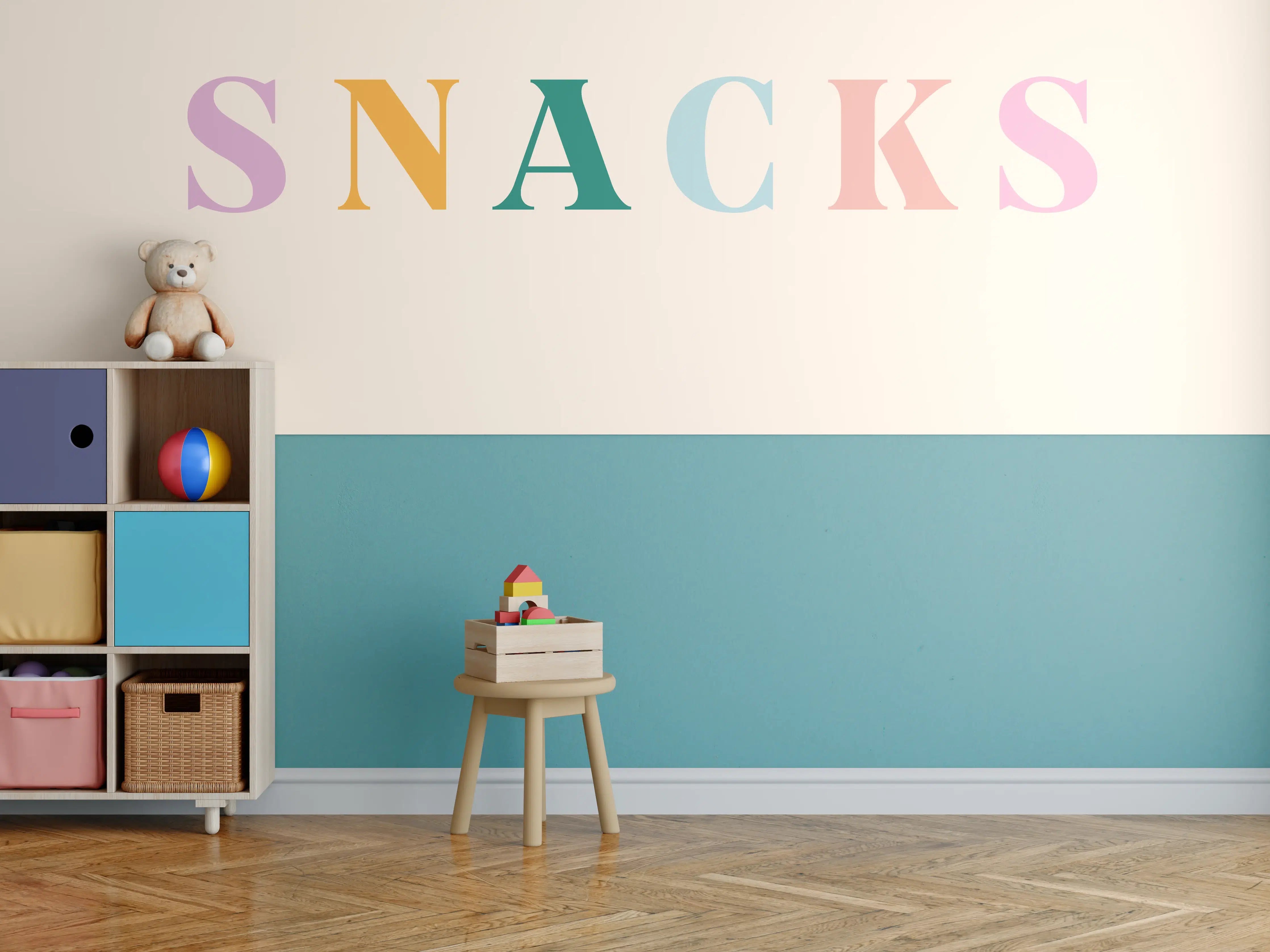 Kinderzimmer Wandgestaltung - Pastellfarbene 'SNACKS' Schrift