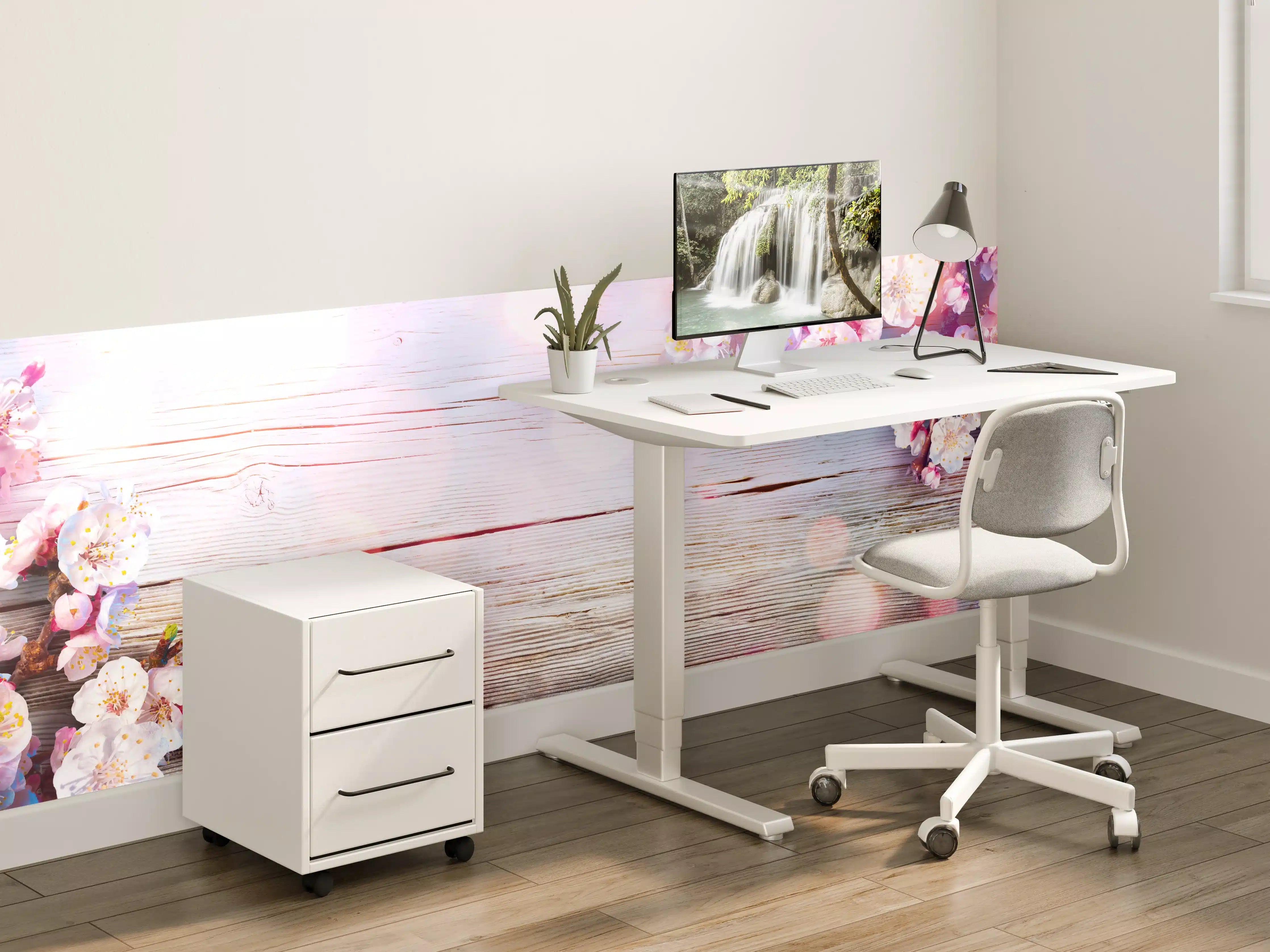 Kinderzimmer Wandgestaltung - Rosa Blüten auf Holzplatte