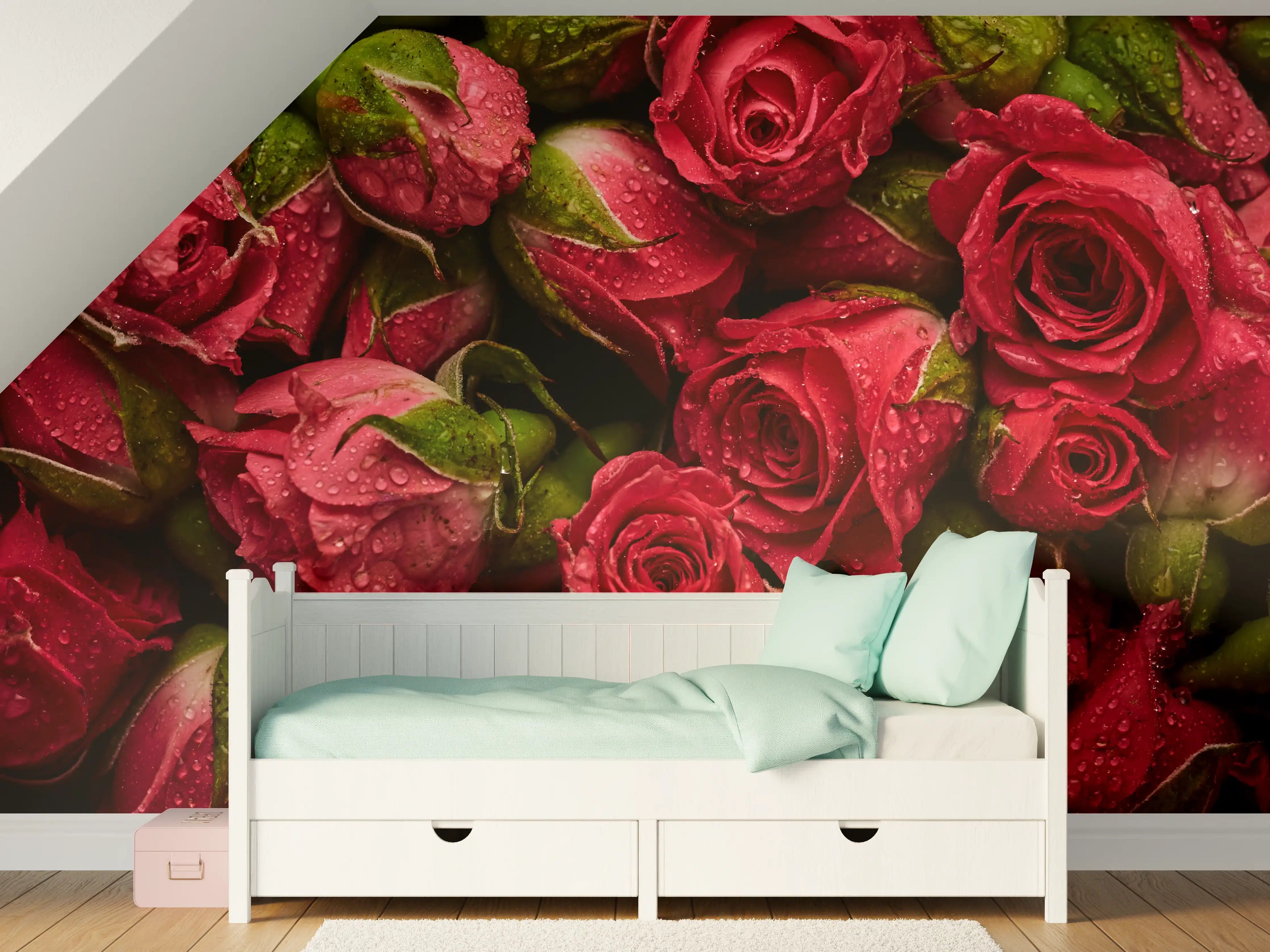Kinderzimmer Wandgestaltung - Rote Rosen mit Wassertröpfchen