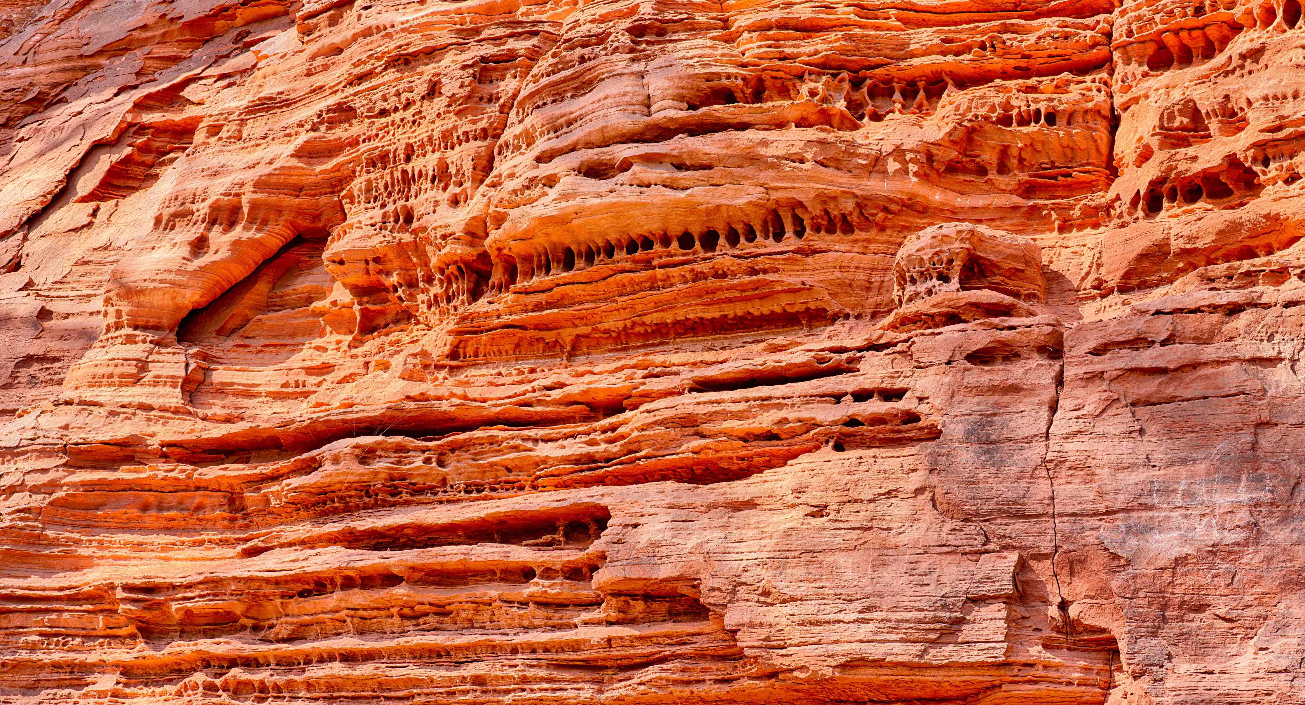 Kinderzimmer Wandgestaltung-Roter Sandstein mit markanten Schichten