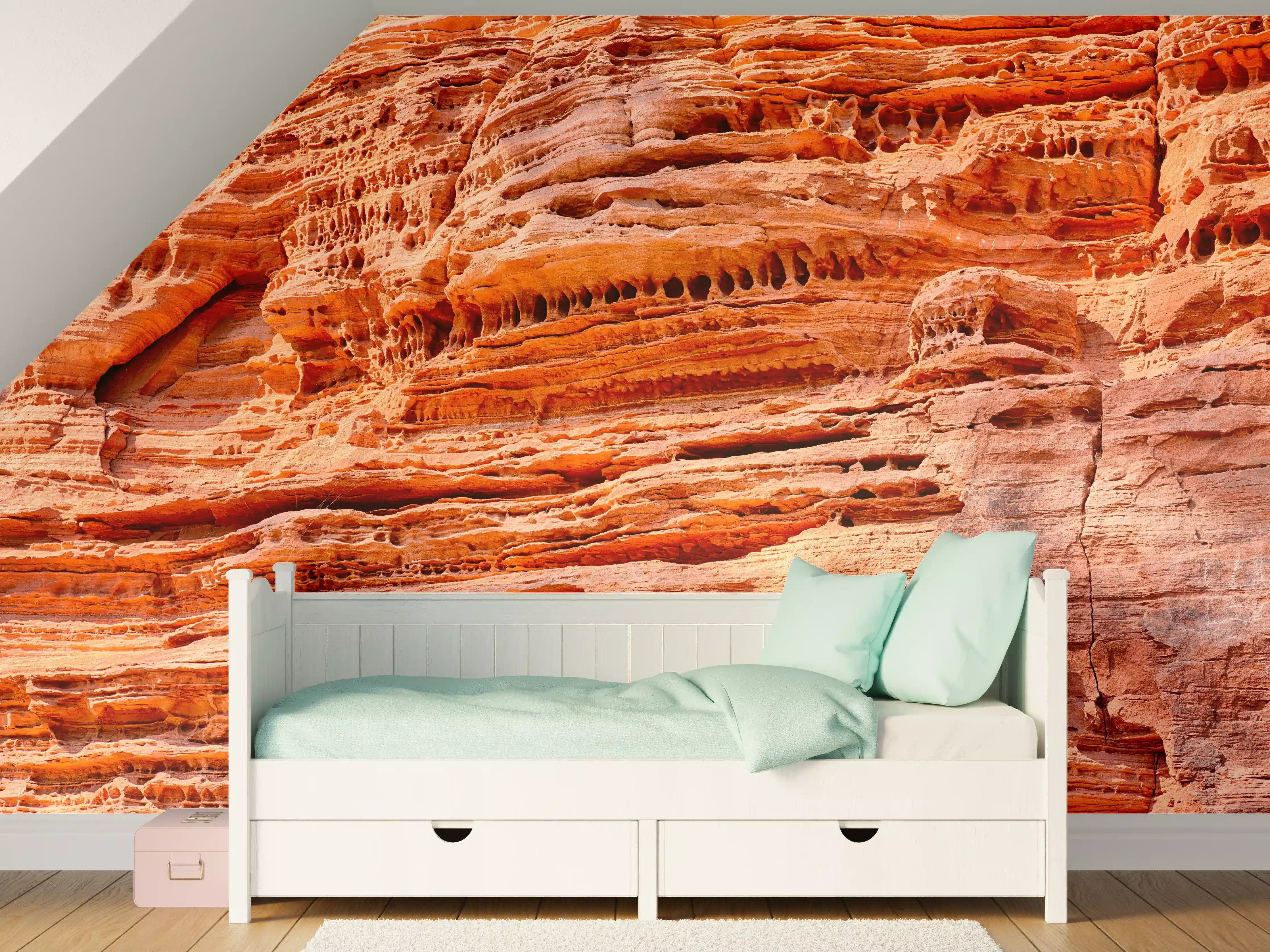 Kinderzimmer Wandgestaltung - Roter Sandstein mit markanten Schichten