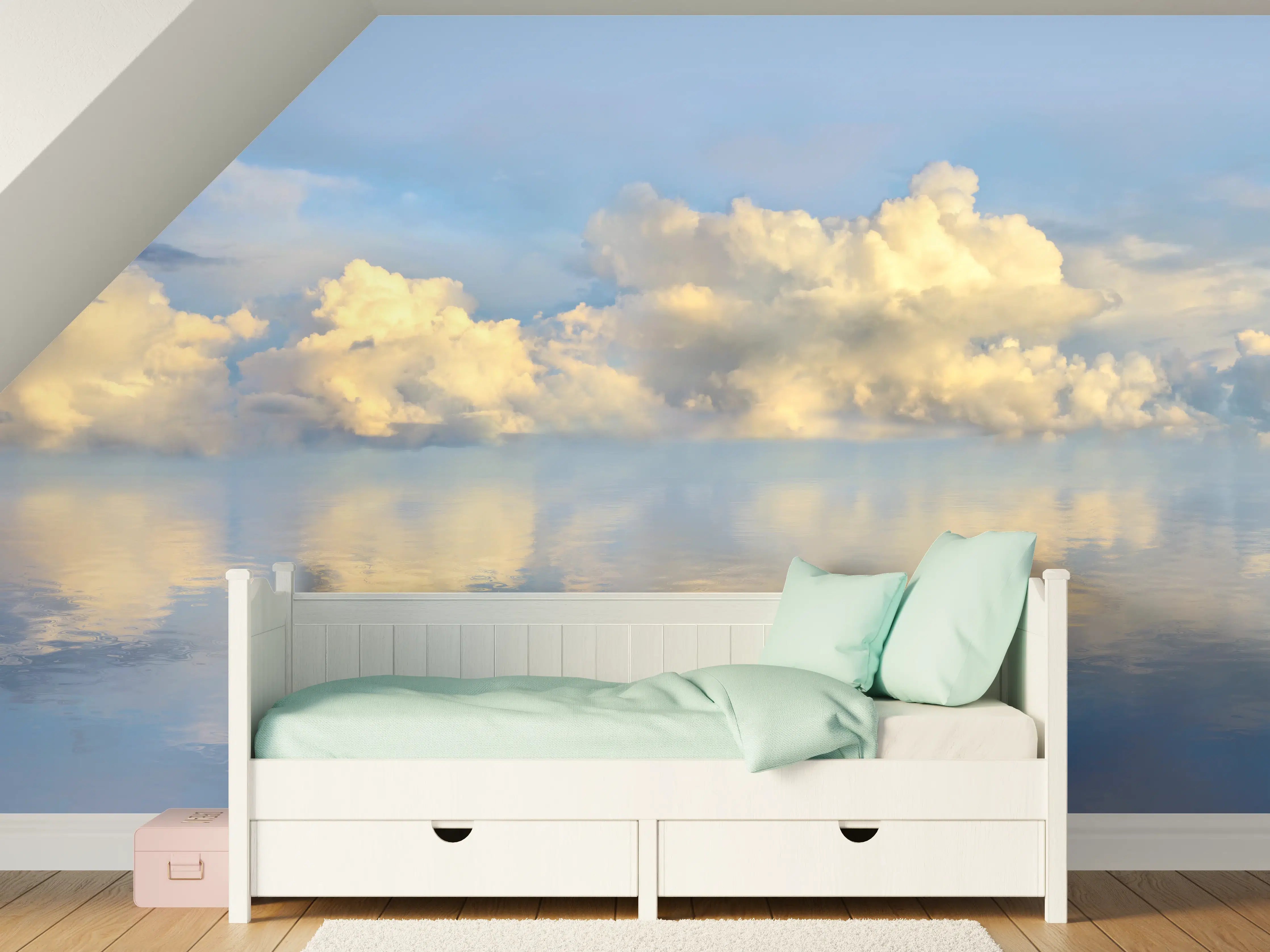 Kinderzimmer Wandgestaltung - Sanfte Wolken im Himmel über stiller Wasseroberfläche