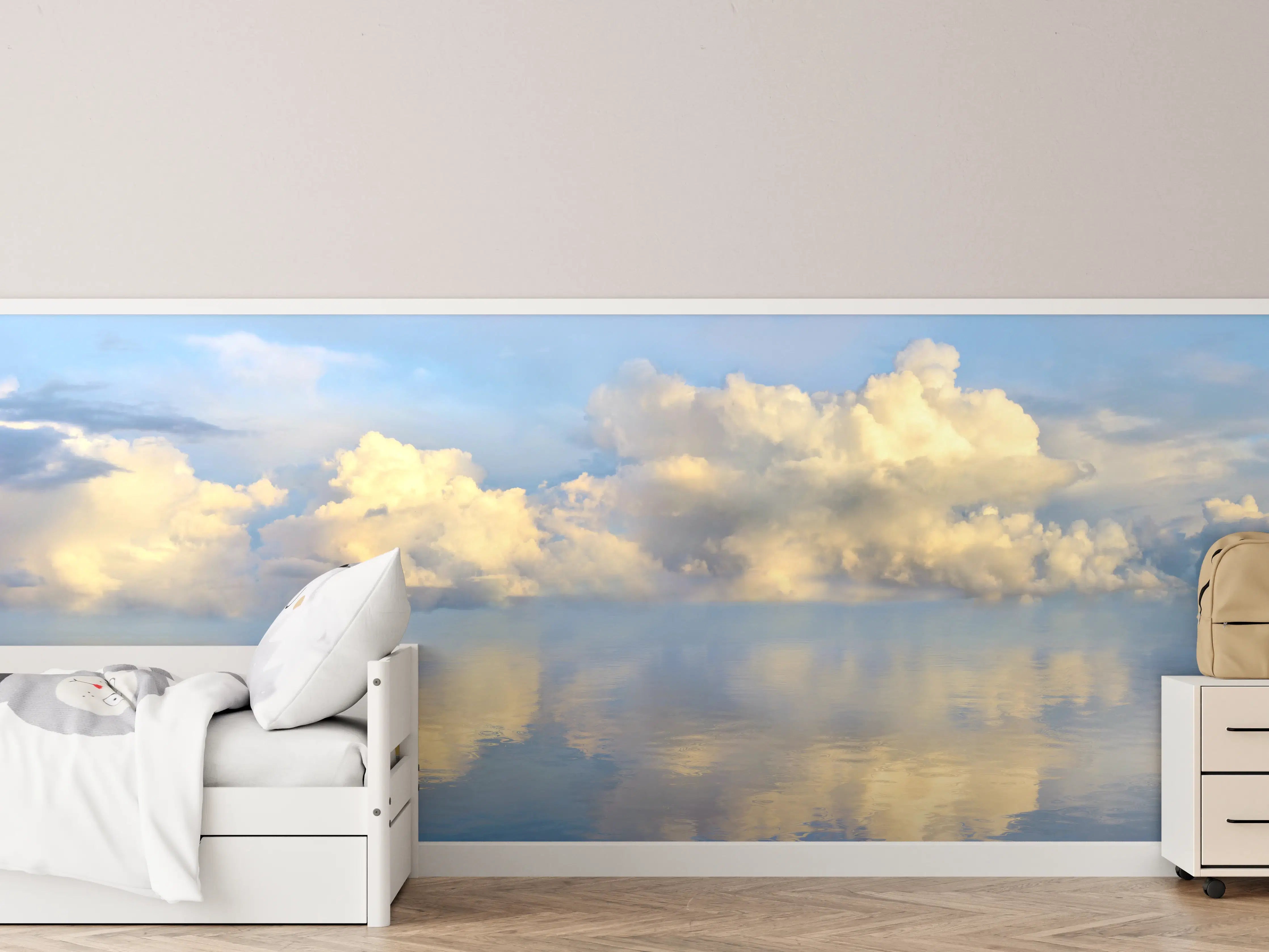 Kinderzimmer Wandgestaltung - Sanfte Wolken im Himmel über stiller Wasseroberfläche