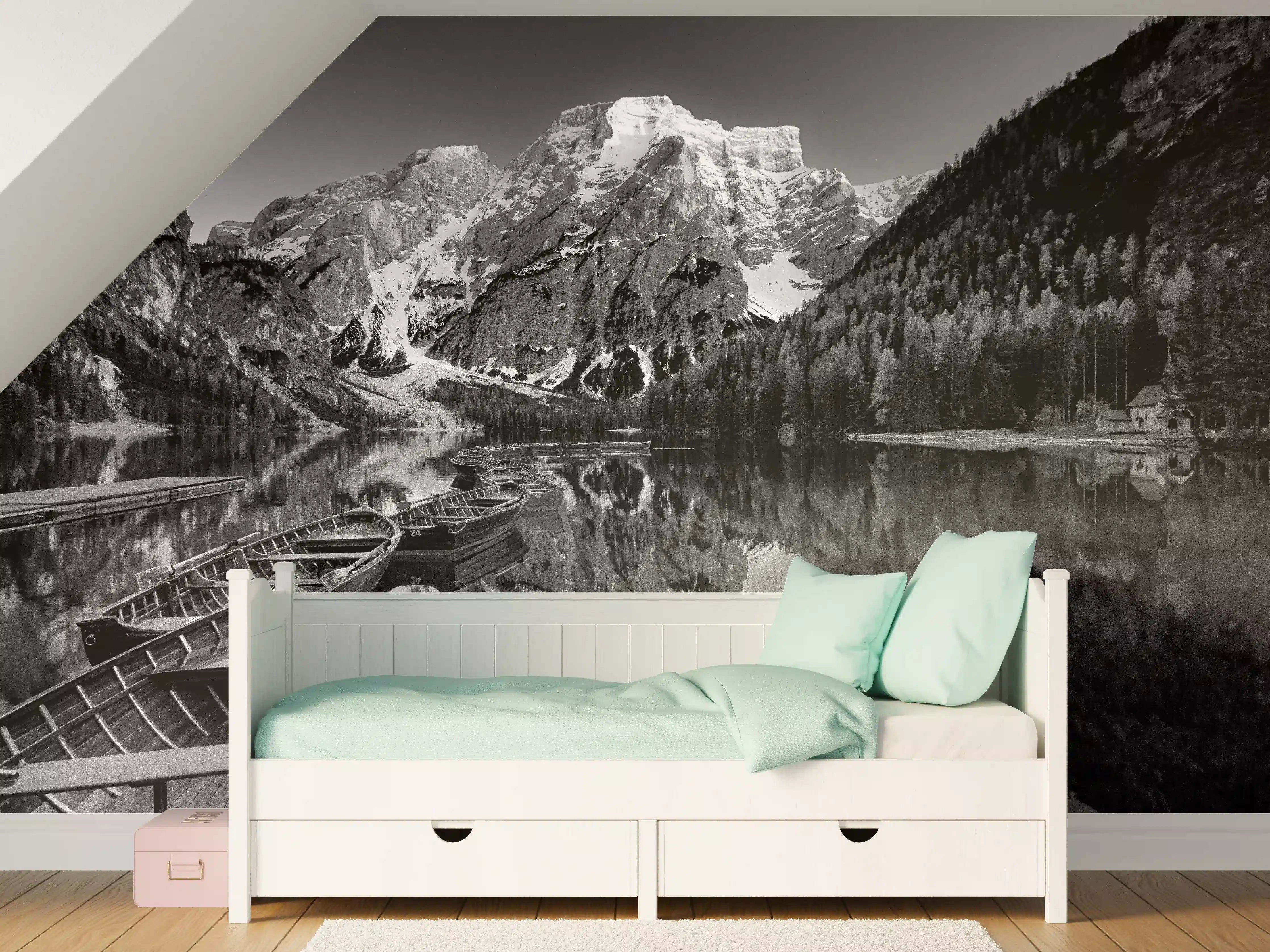 Kinderzimmer Wandgestaltung - Schwarz-Weiß Bergsee Idylle