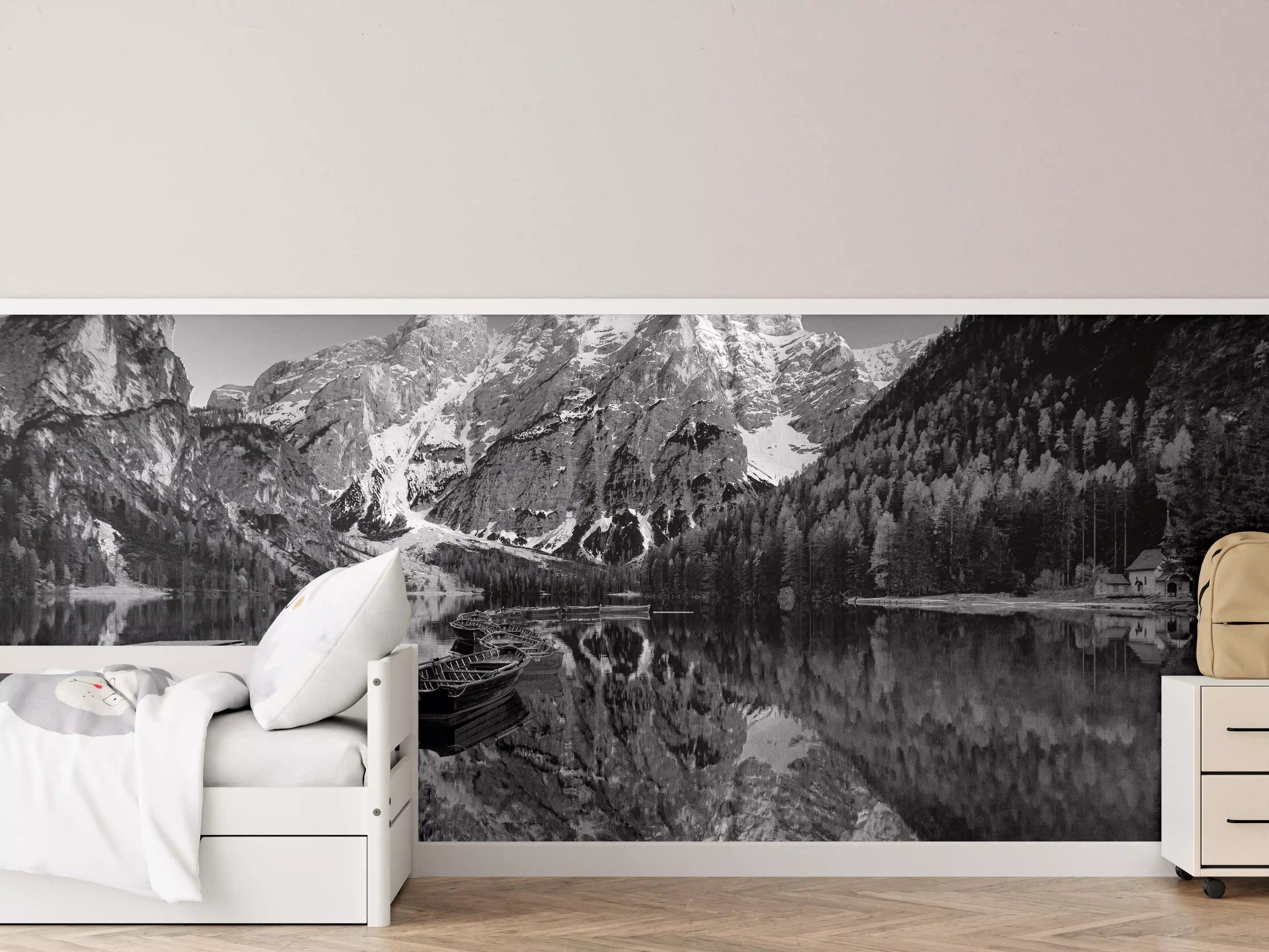 Kinderzimmer Wandgestaltung - Schwarz-Weiß Bergsee Idylle