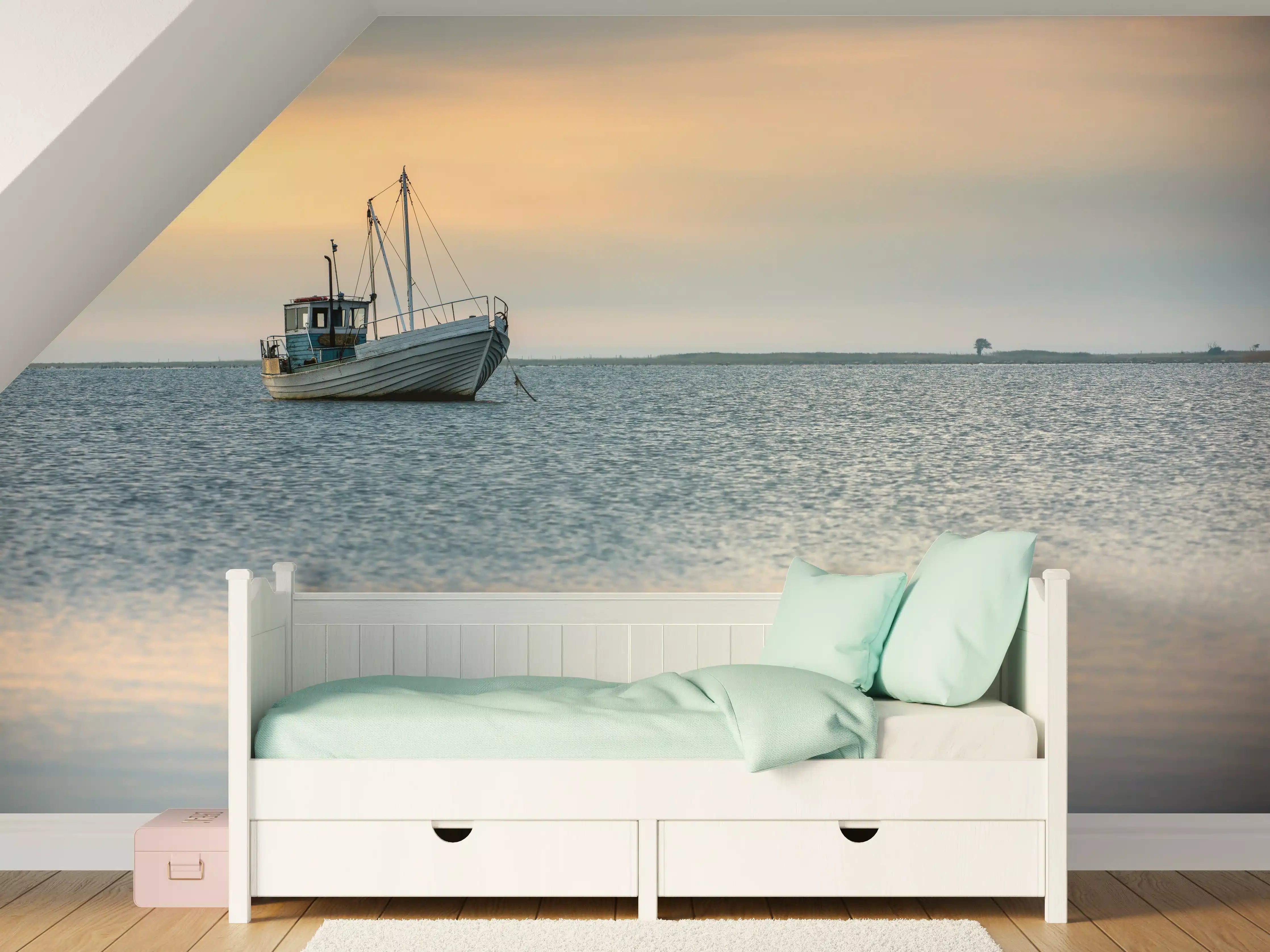 Kinderzimmer Wandgestaltung - Segelboot bei Sonnenuntergang auf ruhigem Wasser