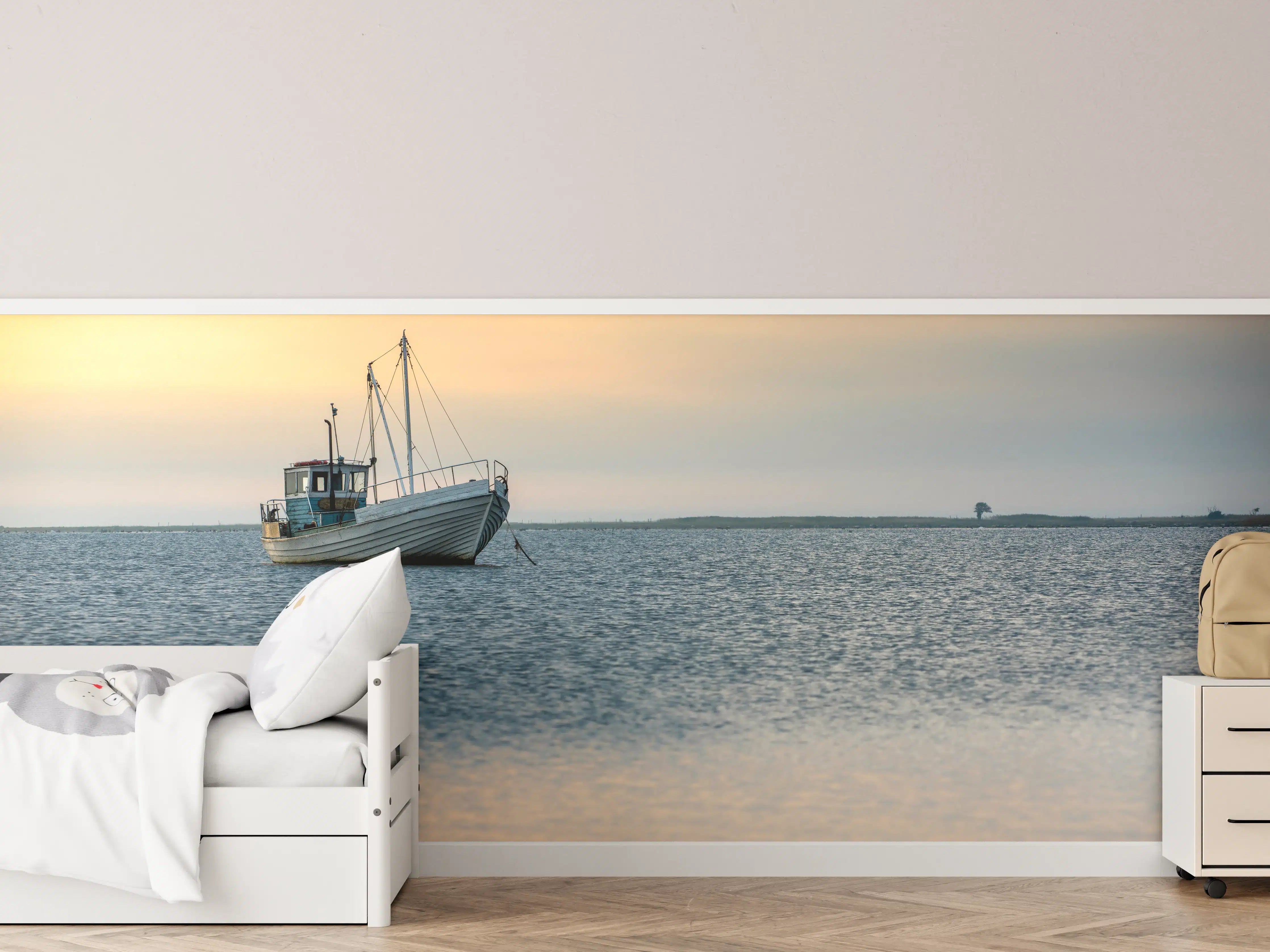 Kinderzimmer Wandgestaltung - Segelboot bei Sonnenuntergang auf ruhigem Wasser