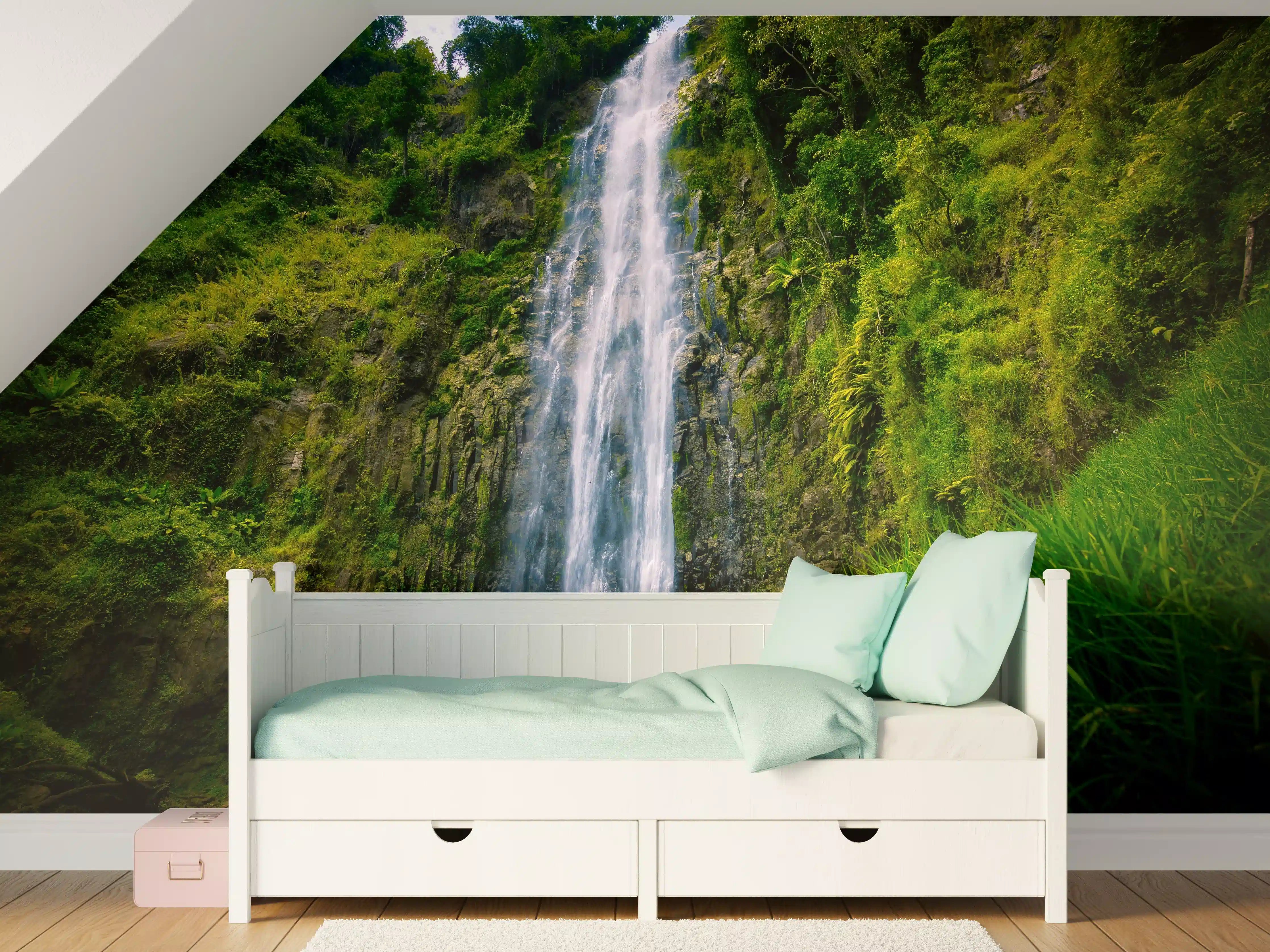 Kinderzimmer Wandgestaltung - Silbernder Wasserfall im Grünen