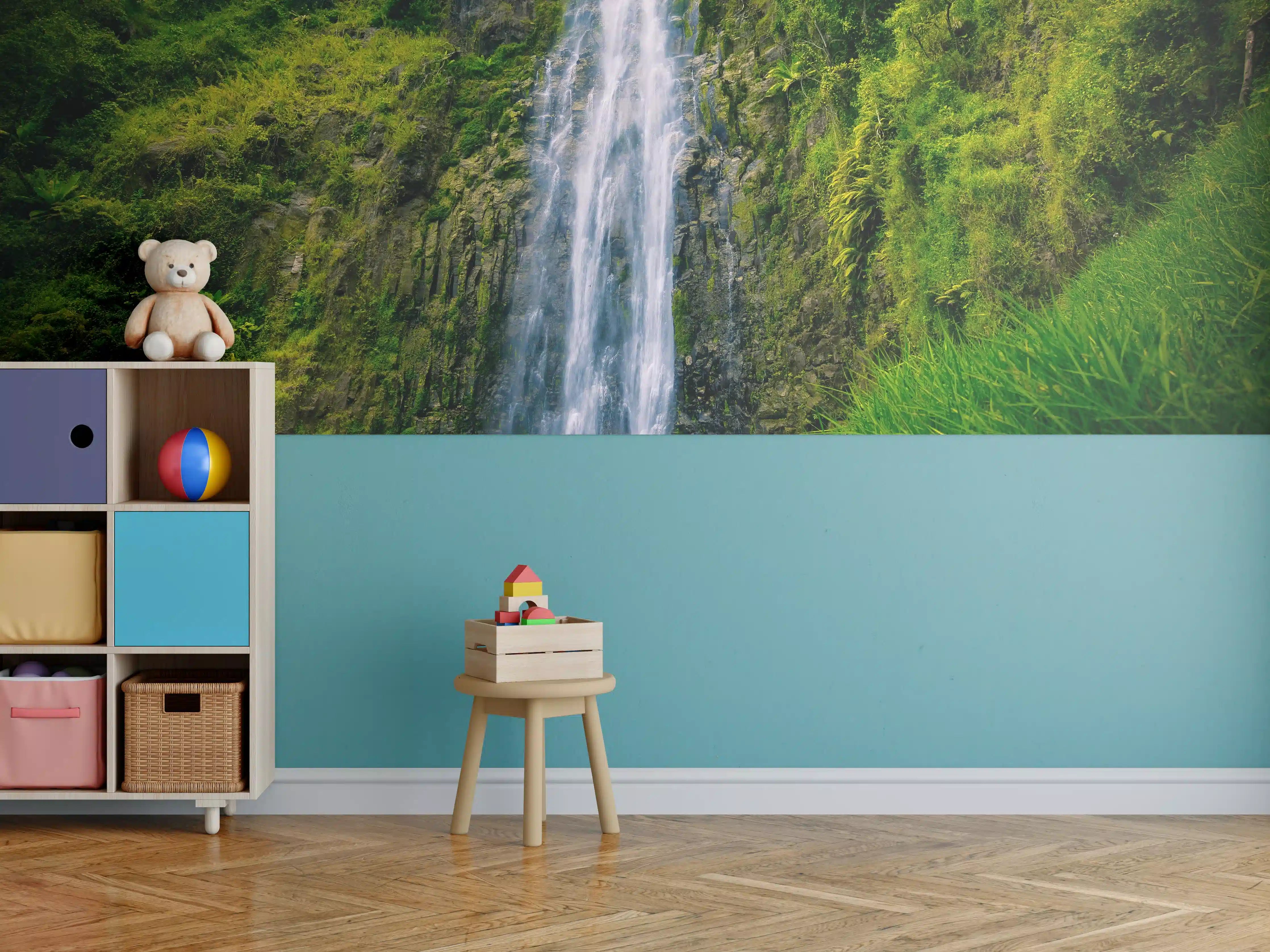 Kinderzimmer Wandgestaltung - Silbernder Wasserfall im Grünen