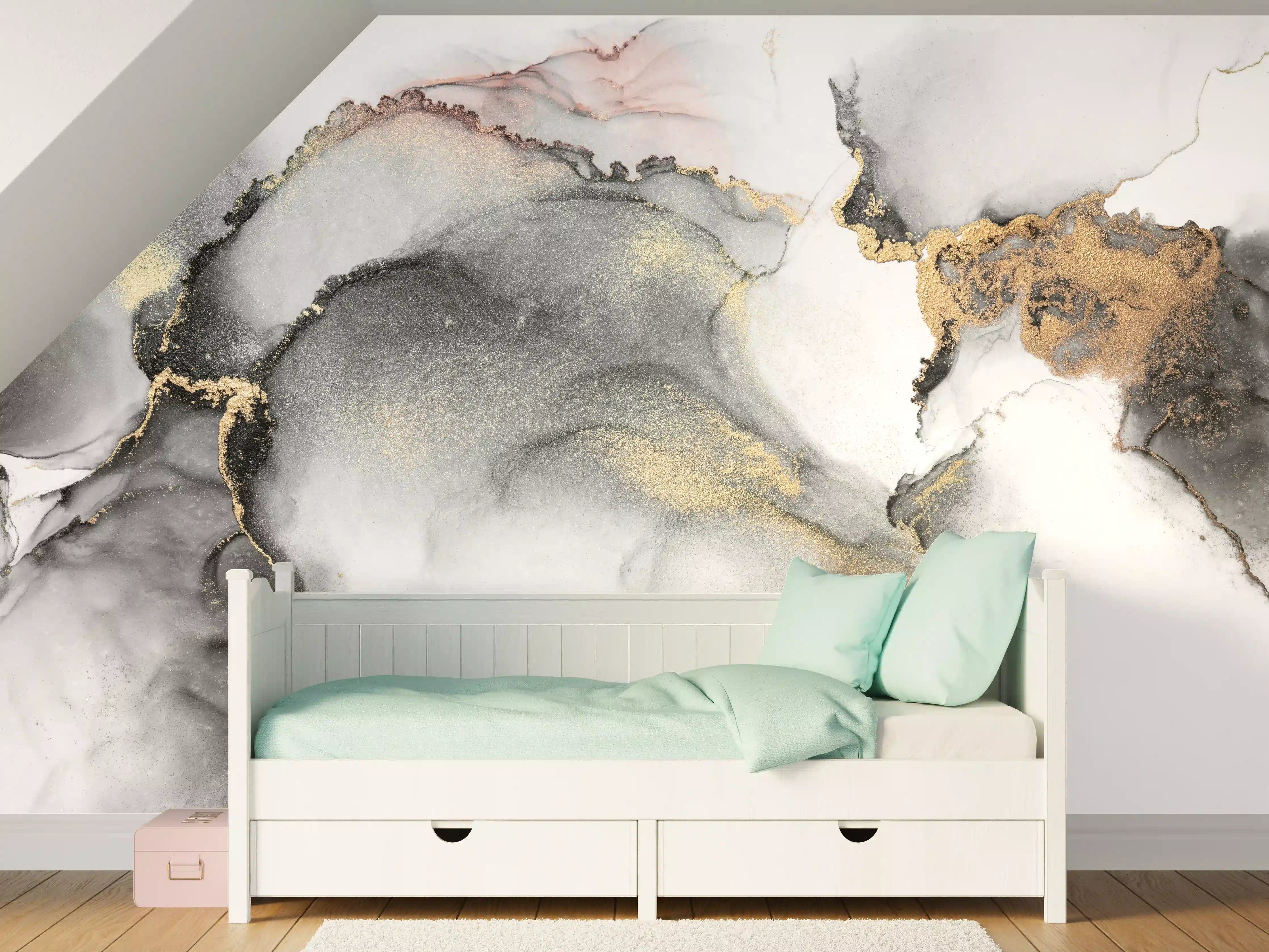 Kinderzimmer Wandgestaltung - Silbernes Marmor’deco mit goldenen Details