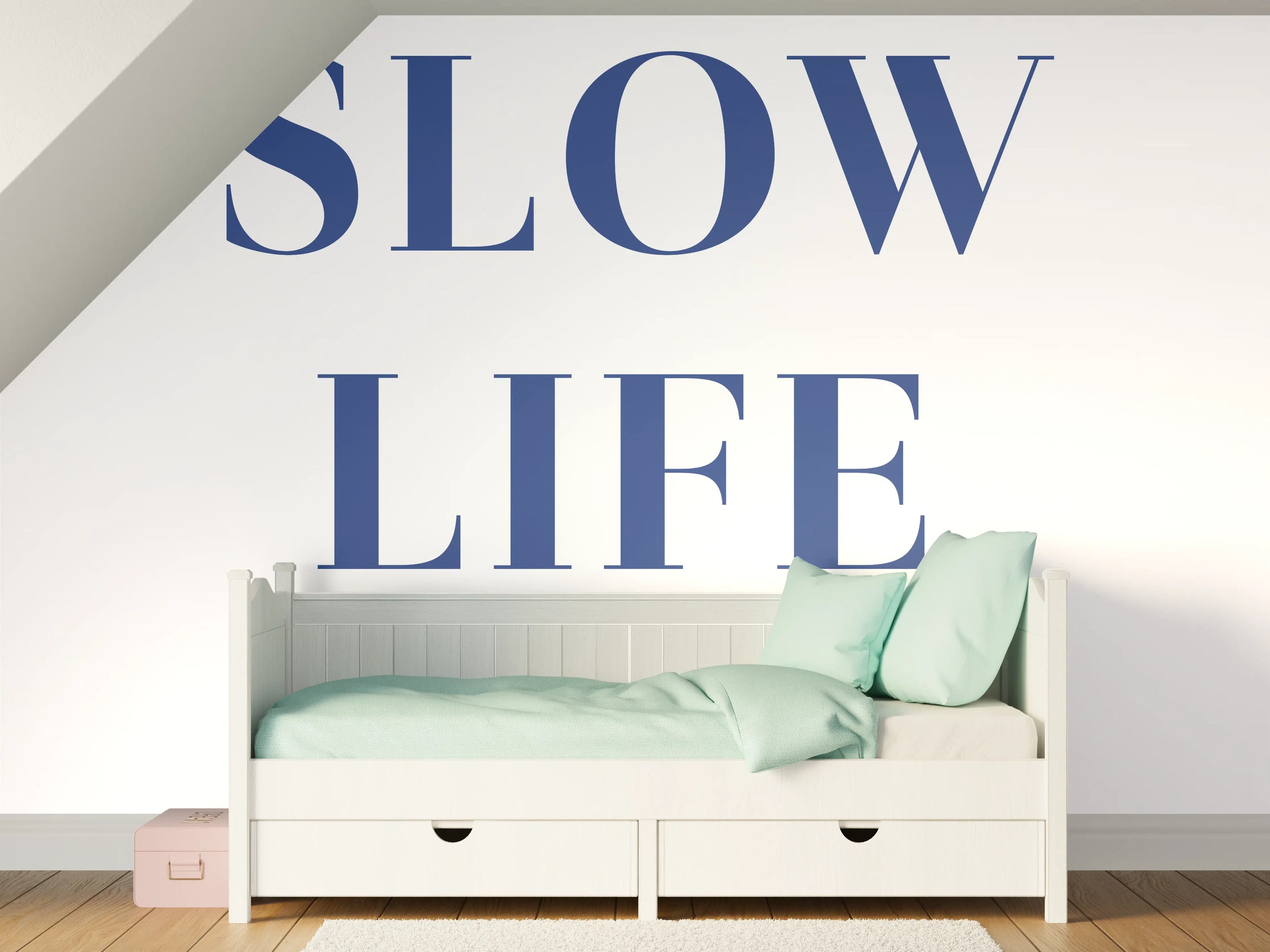 Kinderzimmer Wandgestaltung - Slow Life Text in Blau auf Weiß