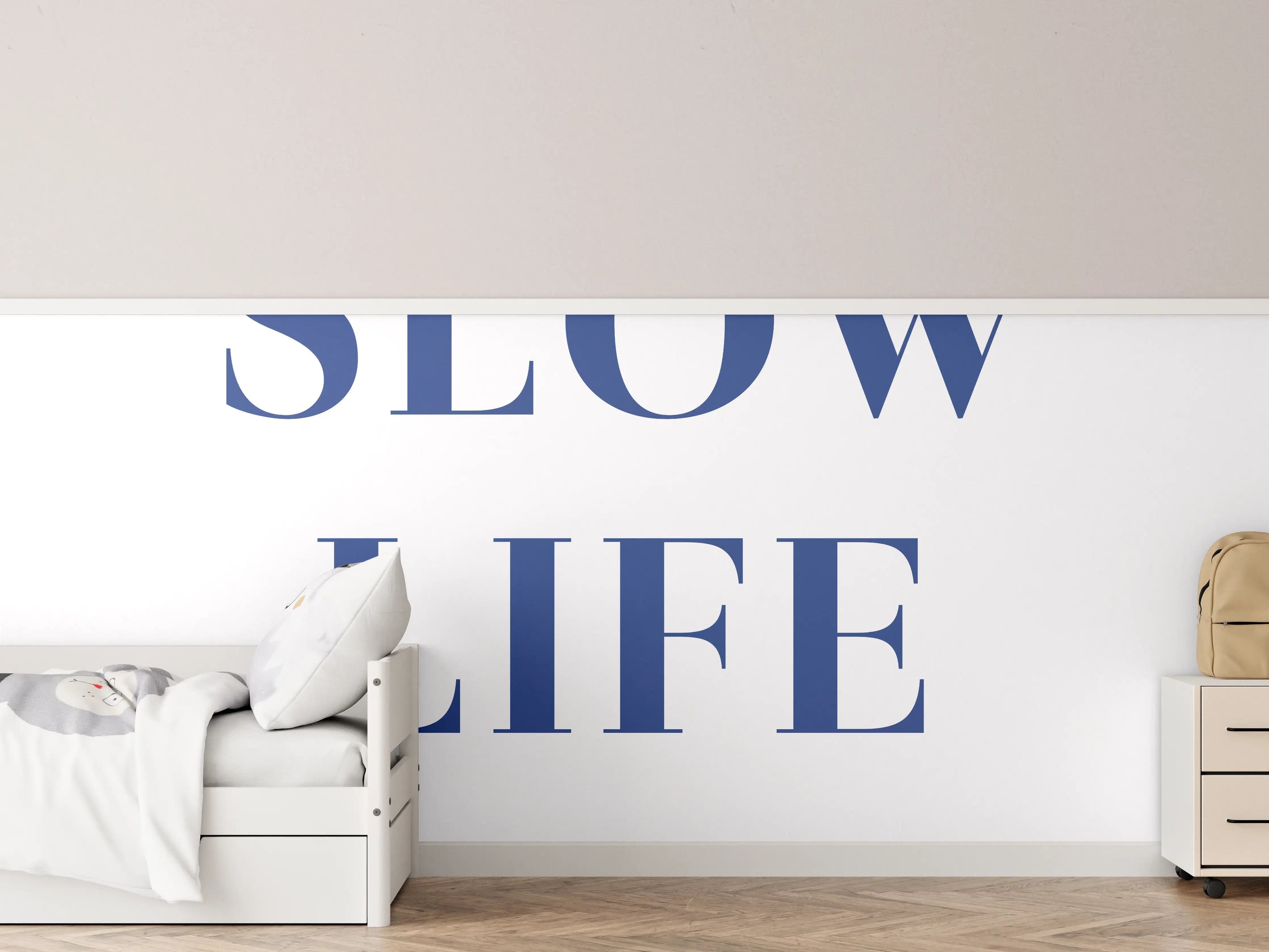 Kinderzimmer Wandgestaltung - Slow Life Text in Blau auf Weiß