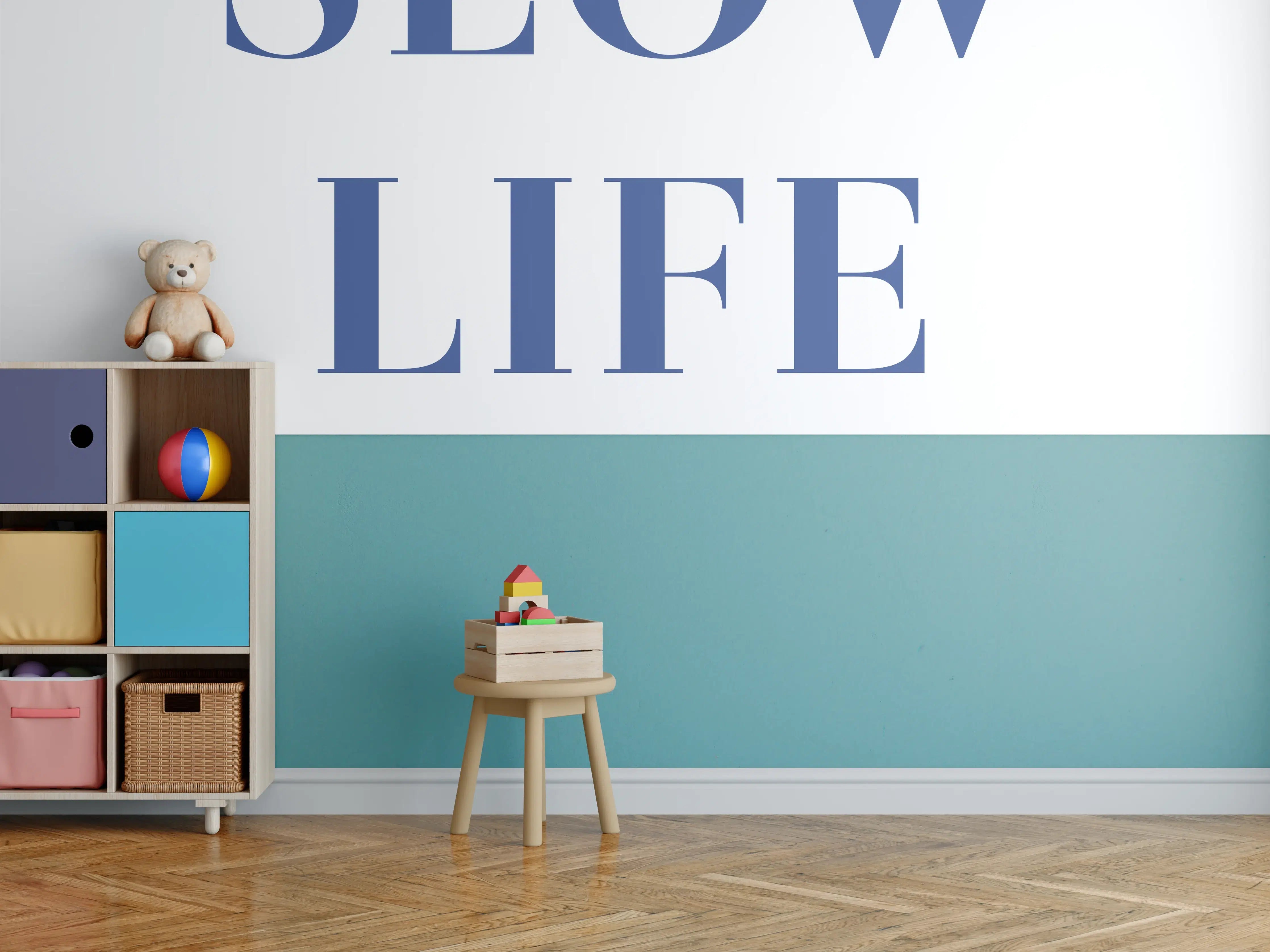 Kinderzimmer Wandgestaltung - Slow Life Text in Blau auf Weiß