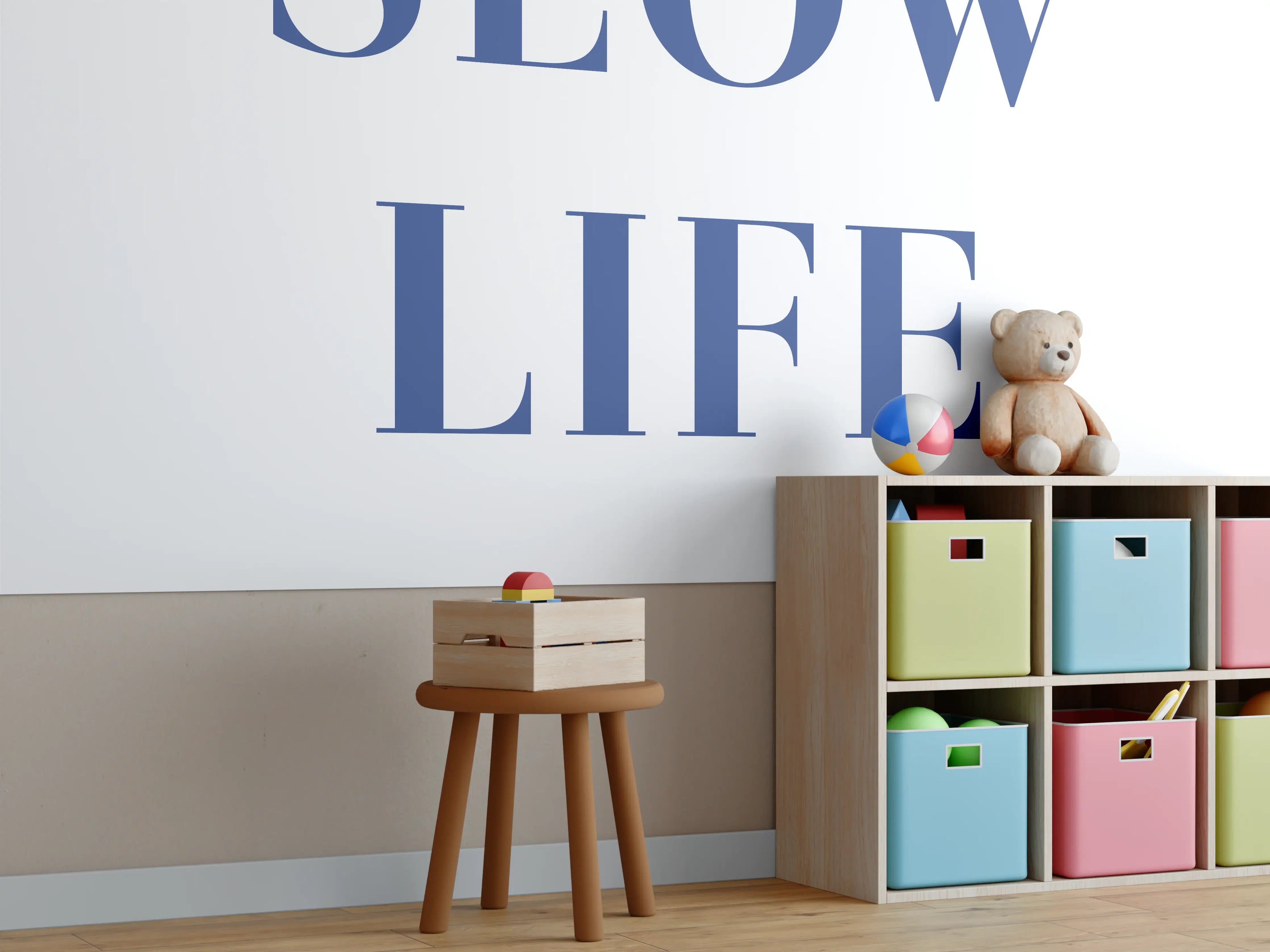Kinderzimmer Wandgestaltung - Slow Life Text in Blau auf Weiß