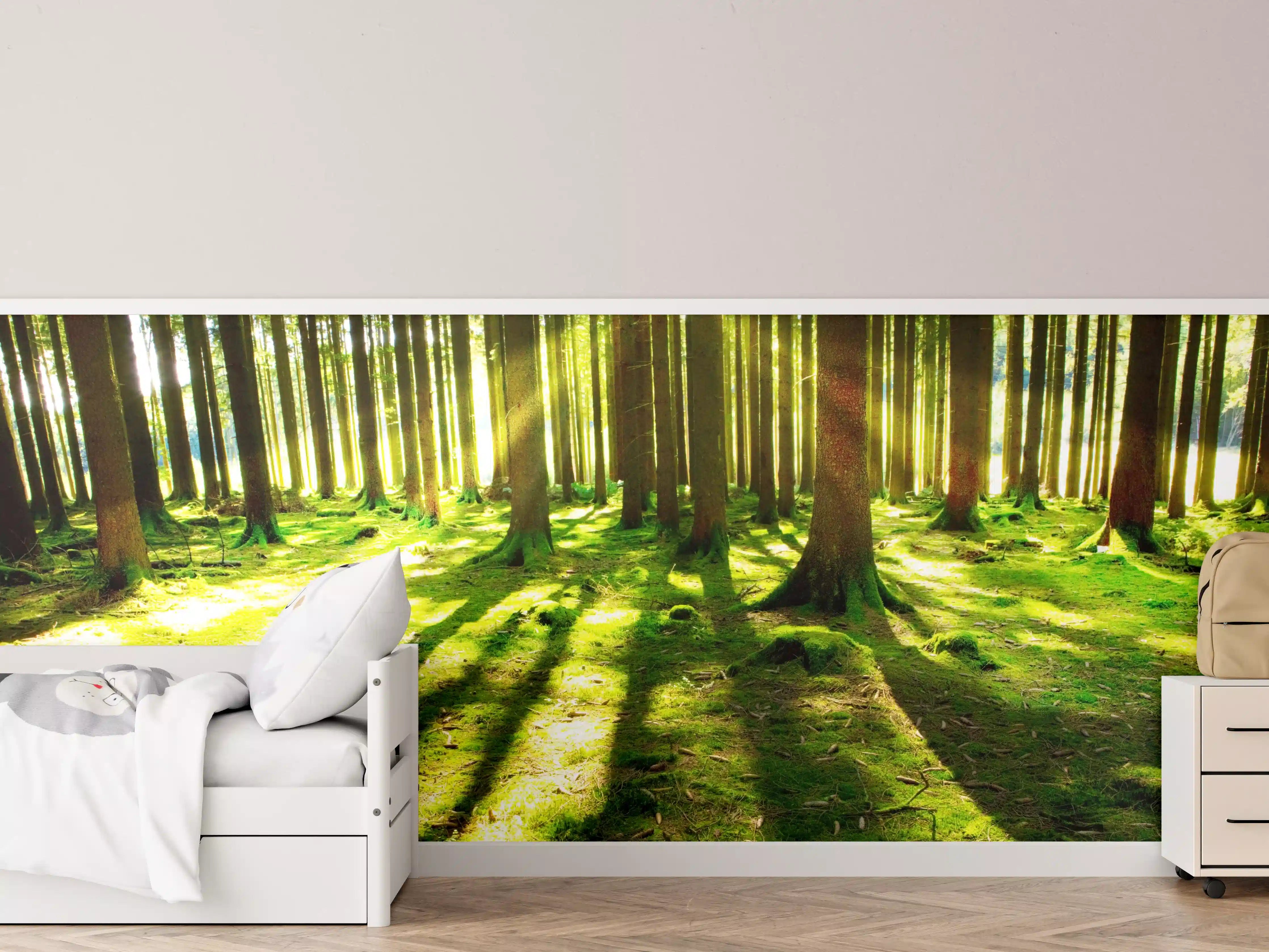 Kinderzimmer Wandgestaltung - Sonnendurchfluteter Wald mit langen Schatten