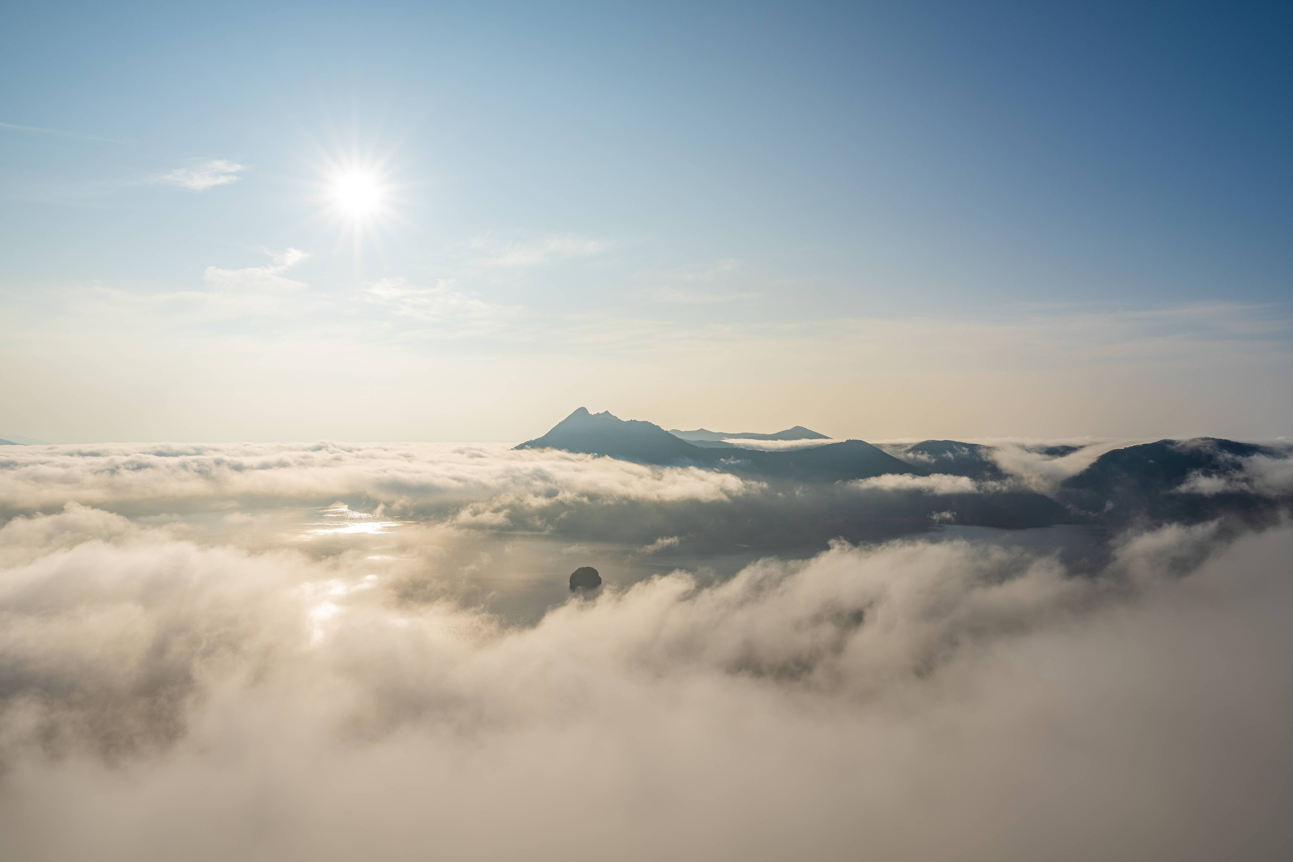 Kinderzimmer Wandgestaltung-Sonnenlicht über Wolken und Berggipfeln