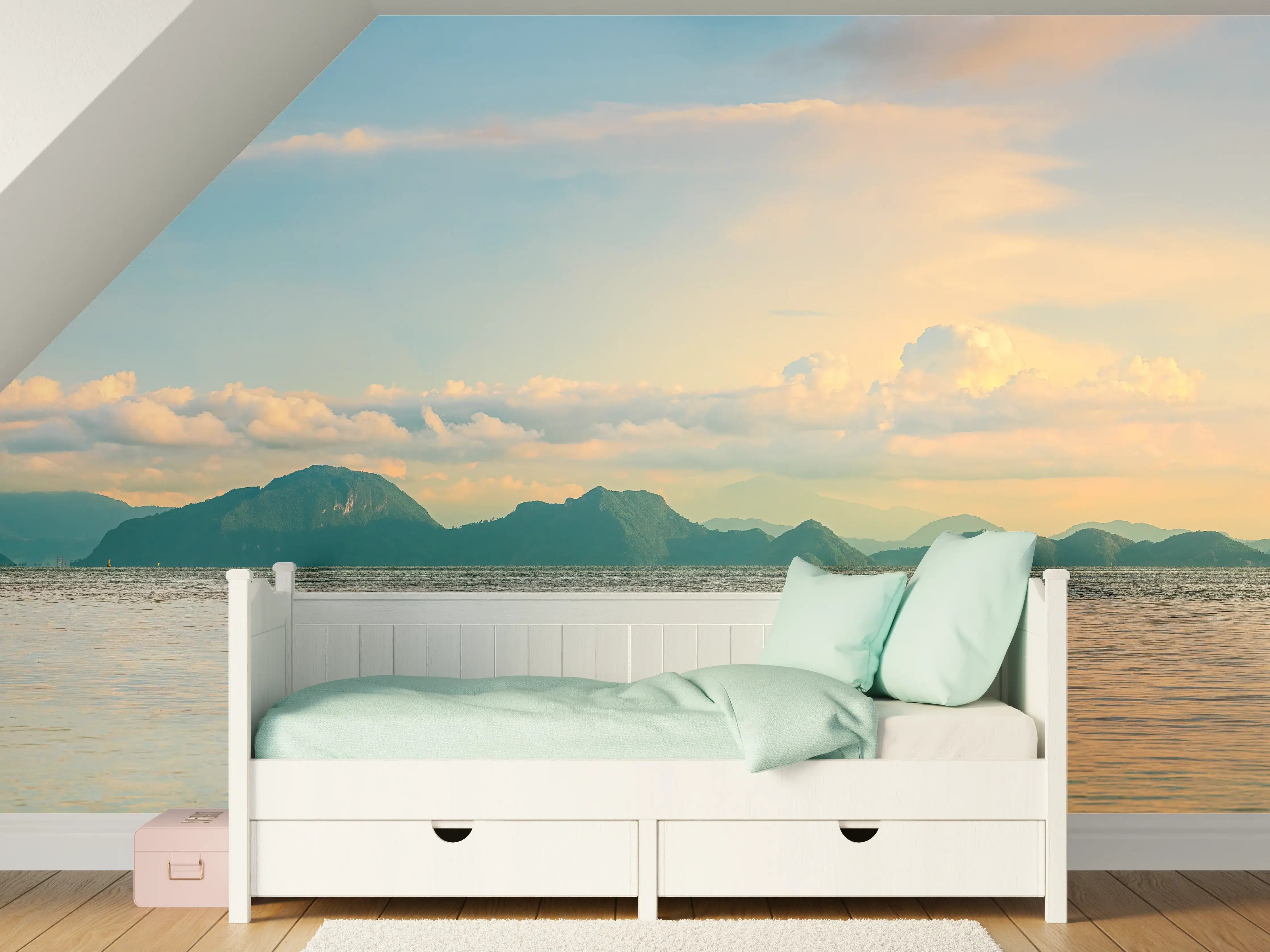 Kinderzimmer Wandgestaltung - Sonnenuntergang am Meer mit Bergen