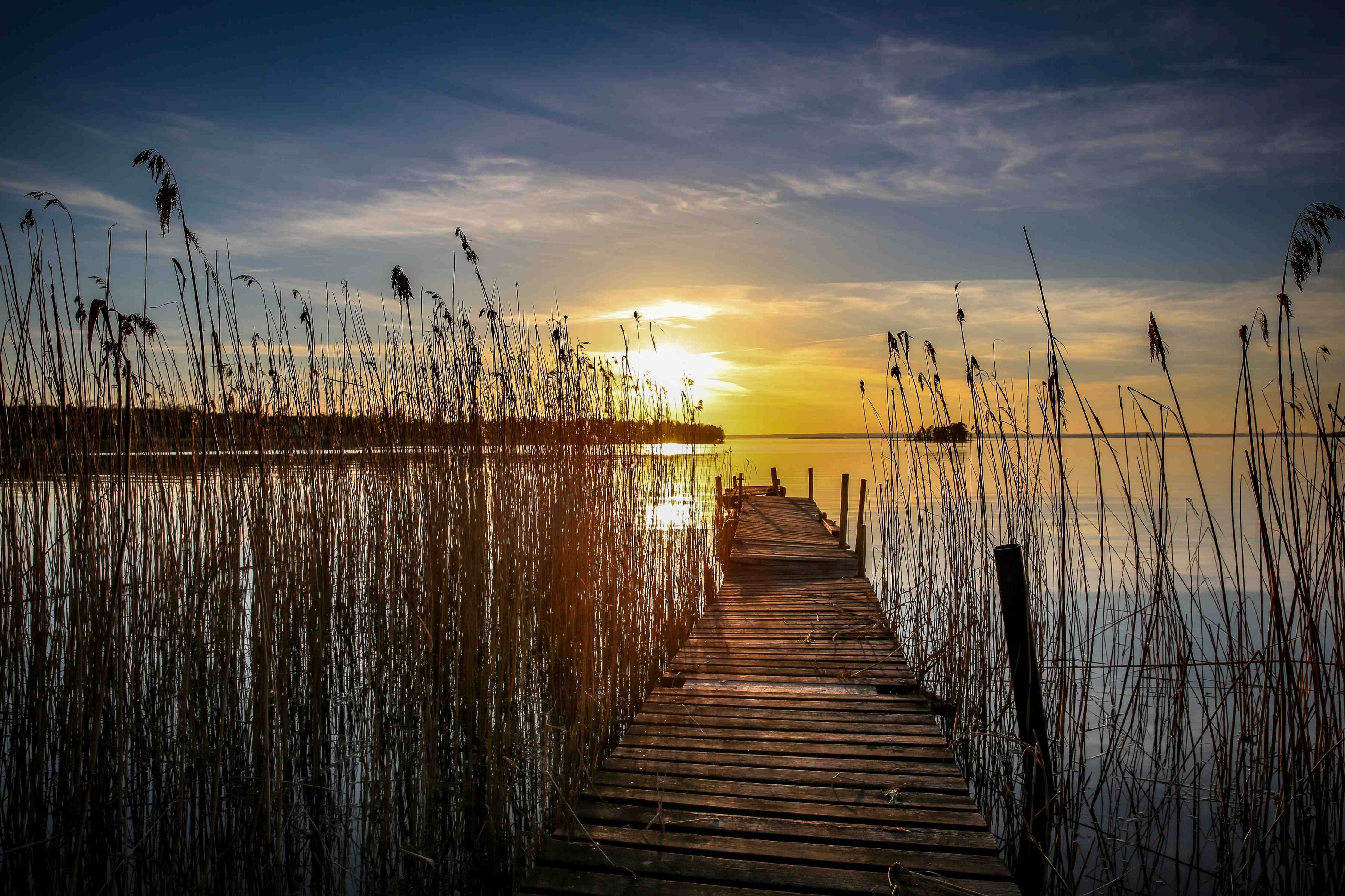 Kinderzimmer Wandgestaltung-Sonnenuntergang über dem See mit Steg und Schilf