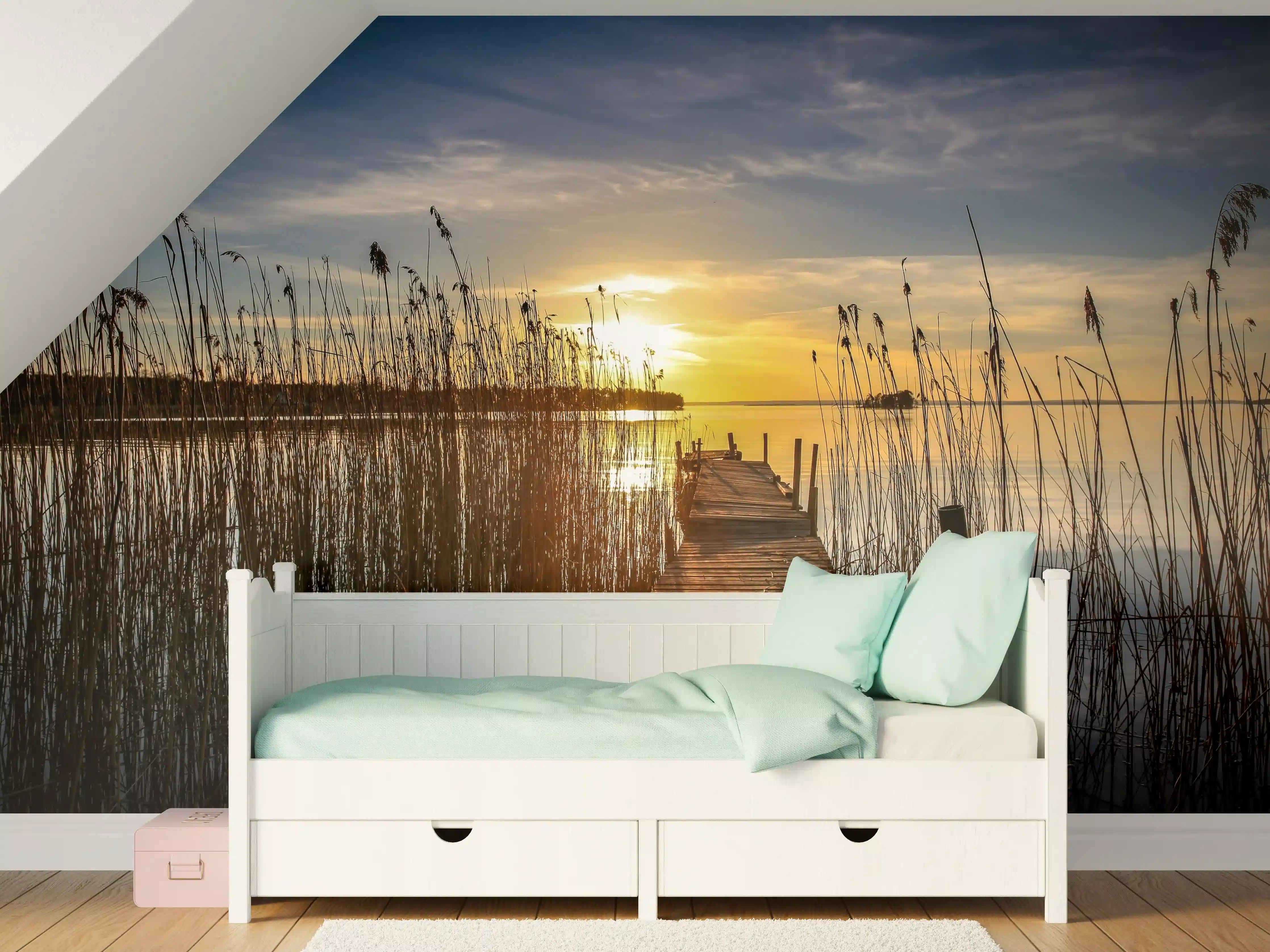 Kinderzimmer Wandgestaltung - Sonnenuntergang über dem See mit Steg und Schilf