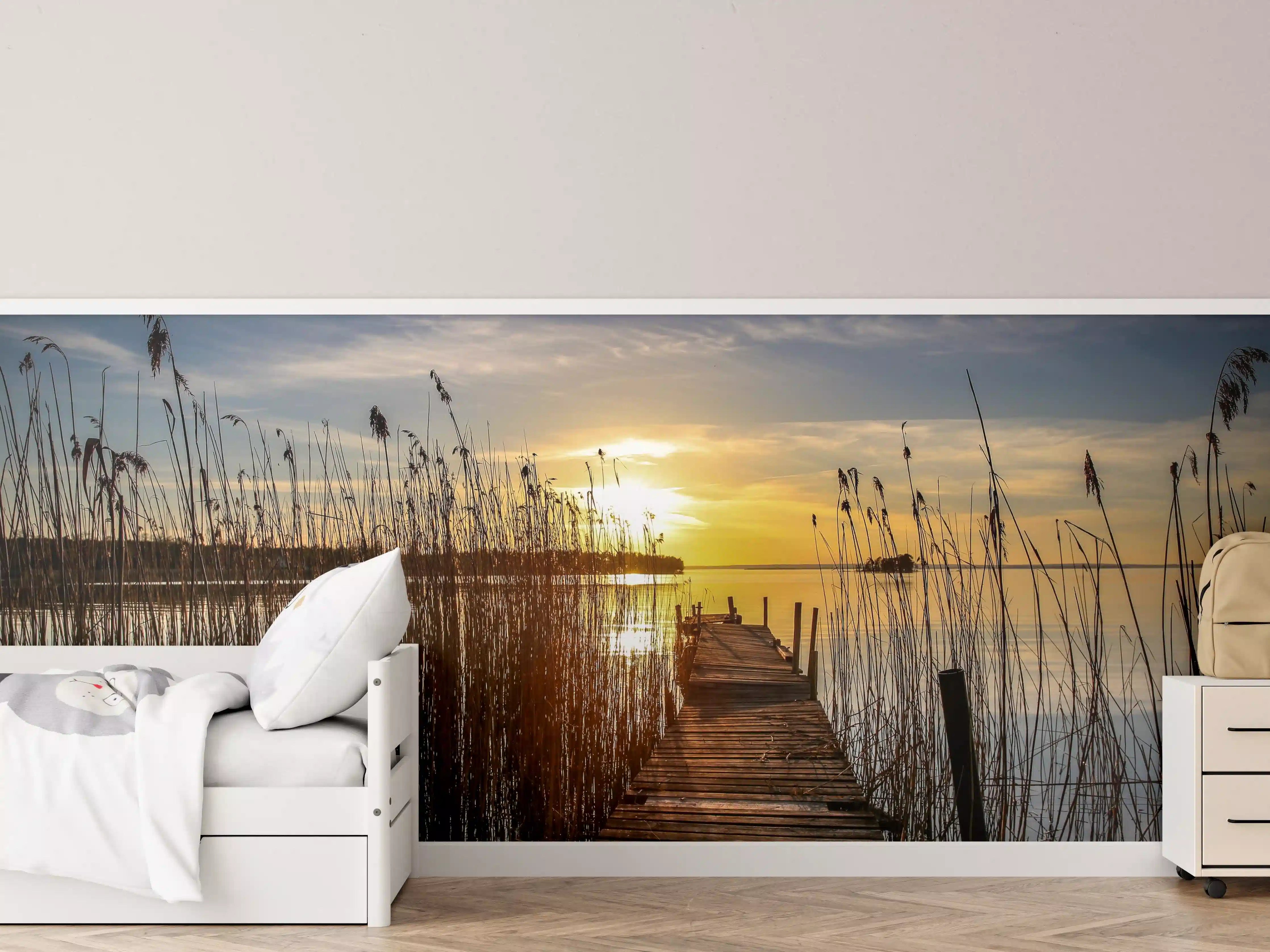 Kinderzimmer Wandgestaltung - Sonnenuntergang über dem See mit Steg und Schilf