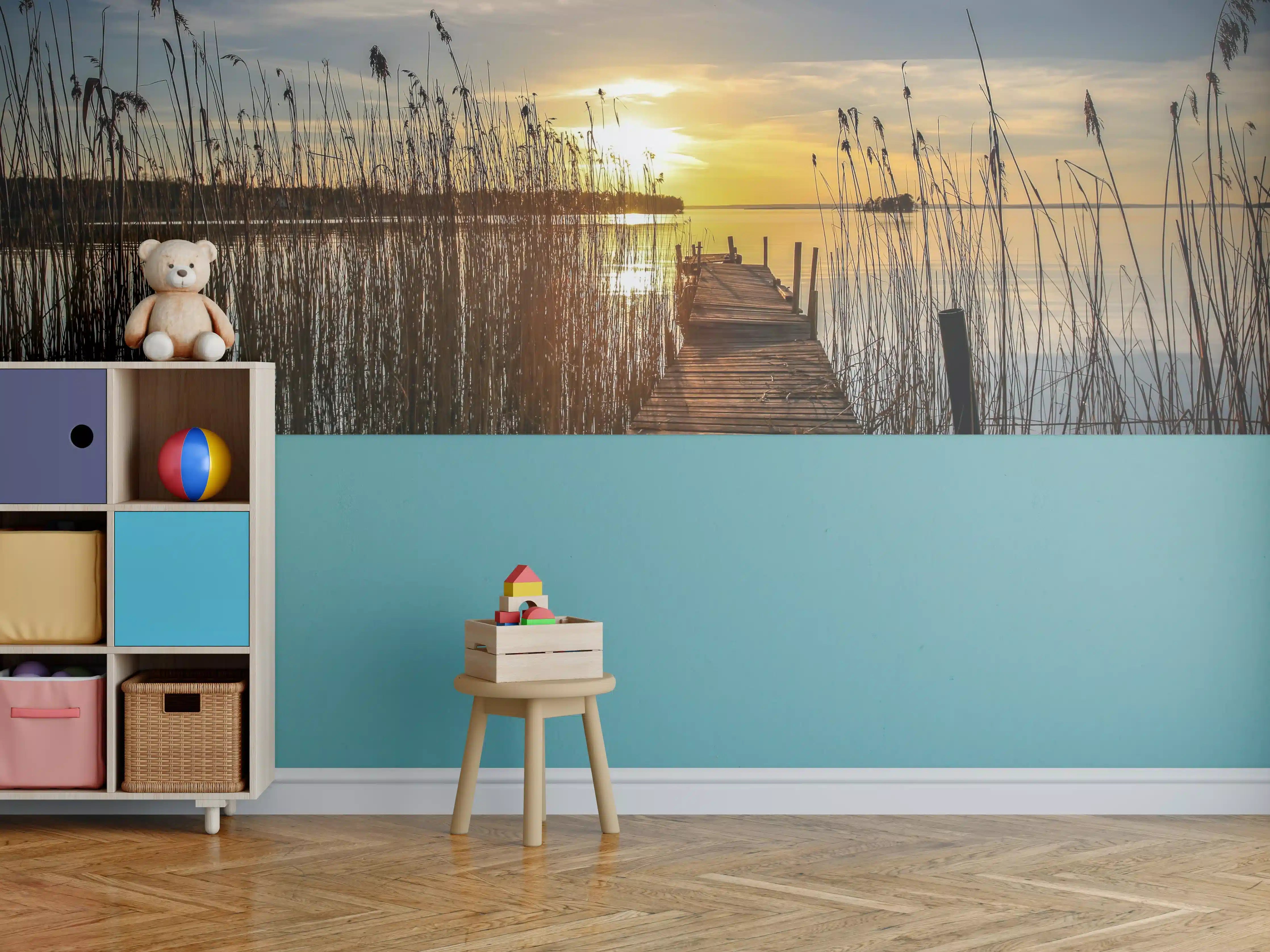 Kinderzimmer Wandgestaltung - Sonnenuntergang über dem See mit Steg und Schilf