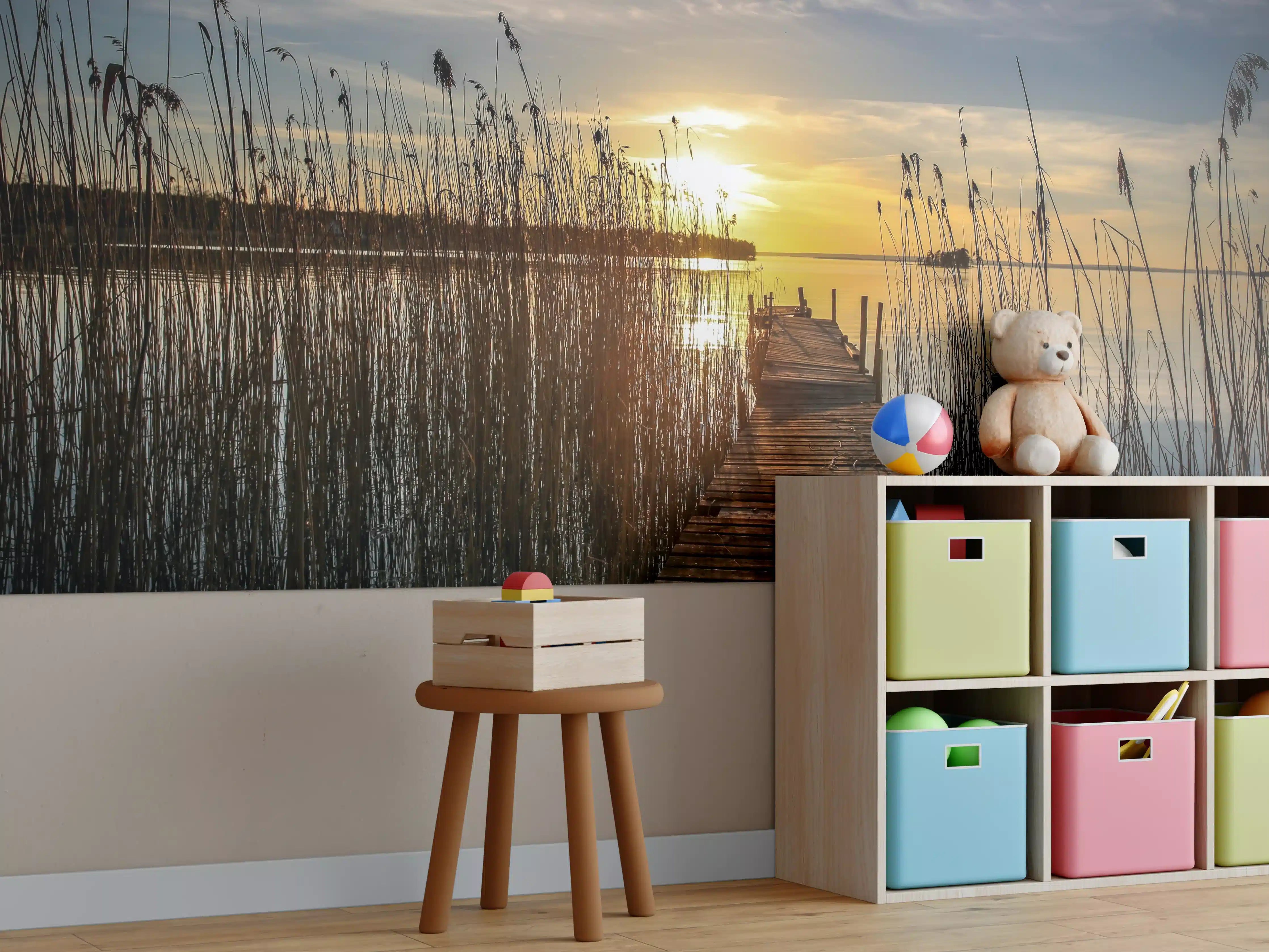 Kinderzimmer Wandgestaltung - Sonnenuntergang über dem See mit Steg und Schilf