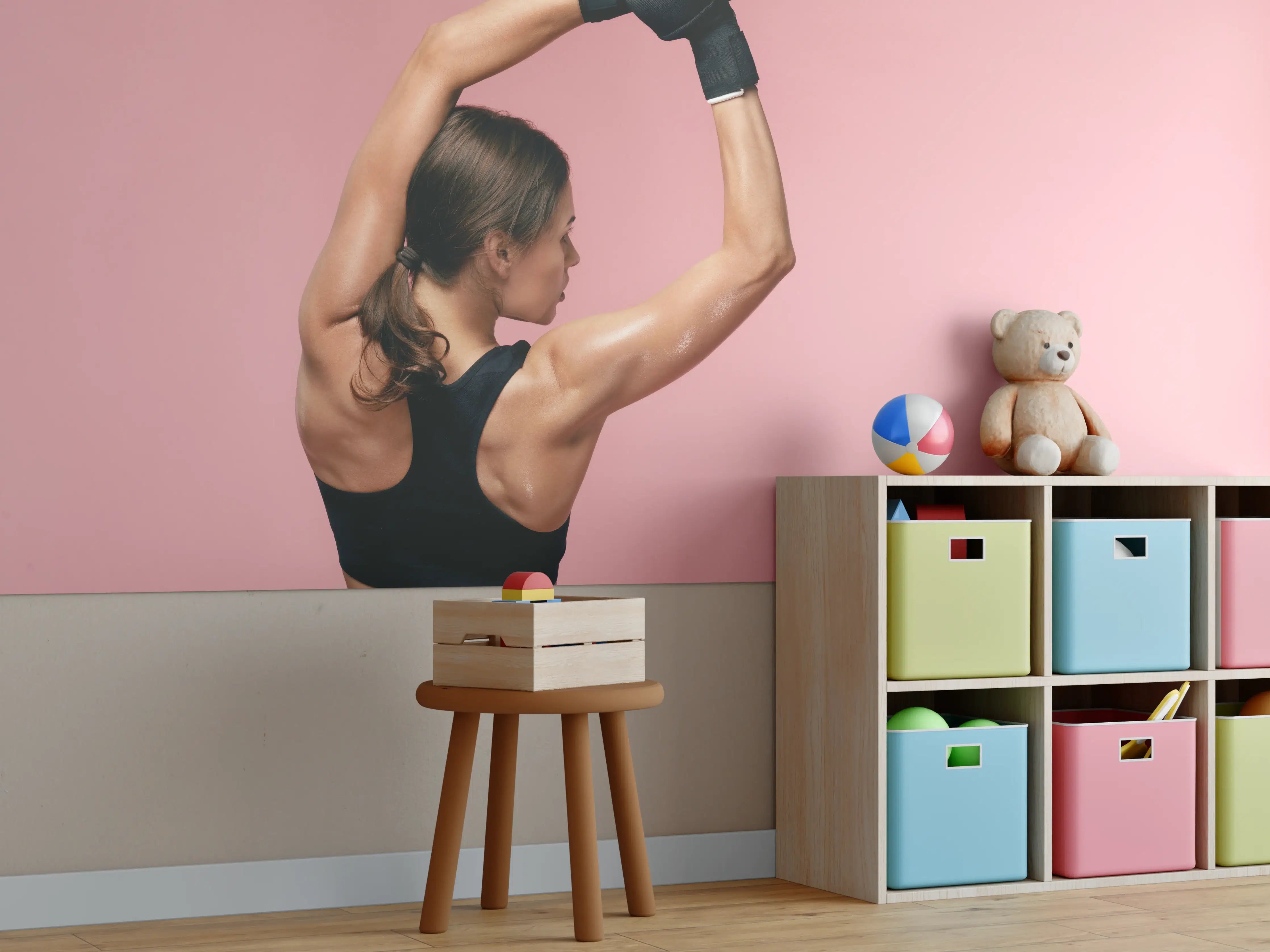 Kinderzimmer Wandgestaltung - Sportliche Frau beim Aufwärmen