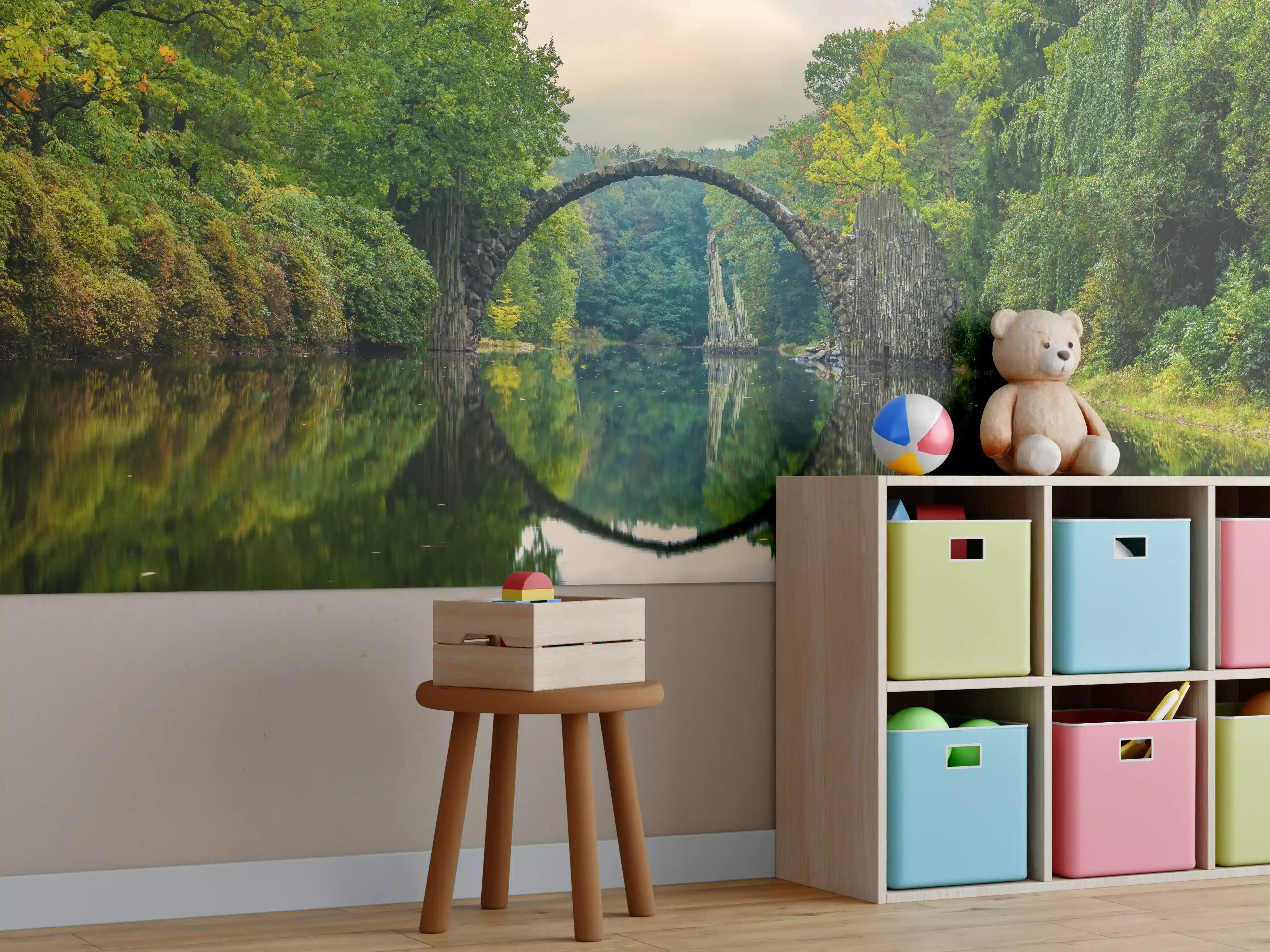 Kinderzimmer Wandgestaltung - Steinbrücke über Fluss im Wald