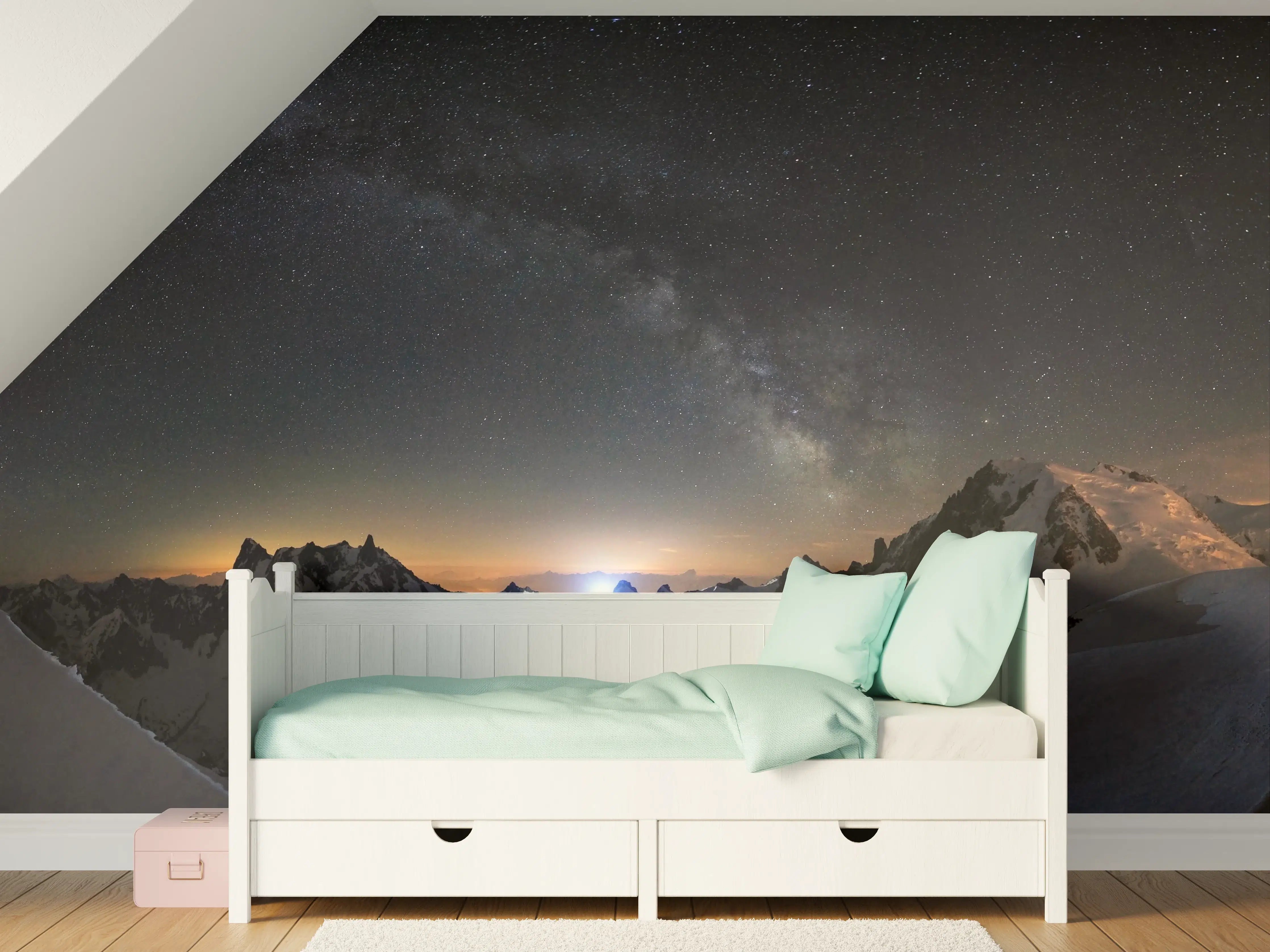 Kinderzimmer Wandgestaltung - Sternenhimmel über verschneiten Berggipfeln
