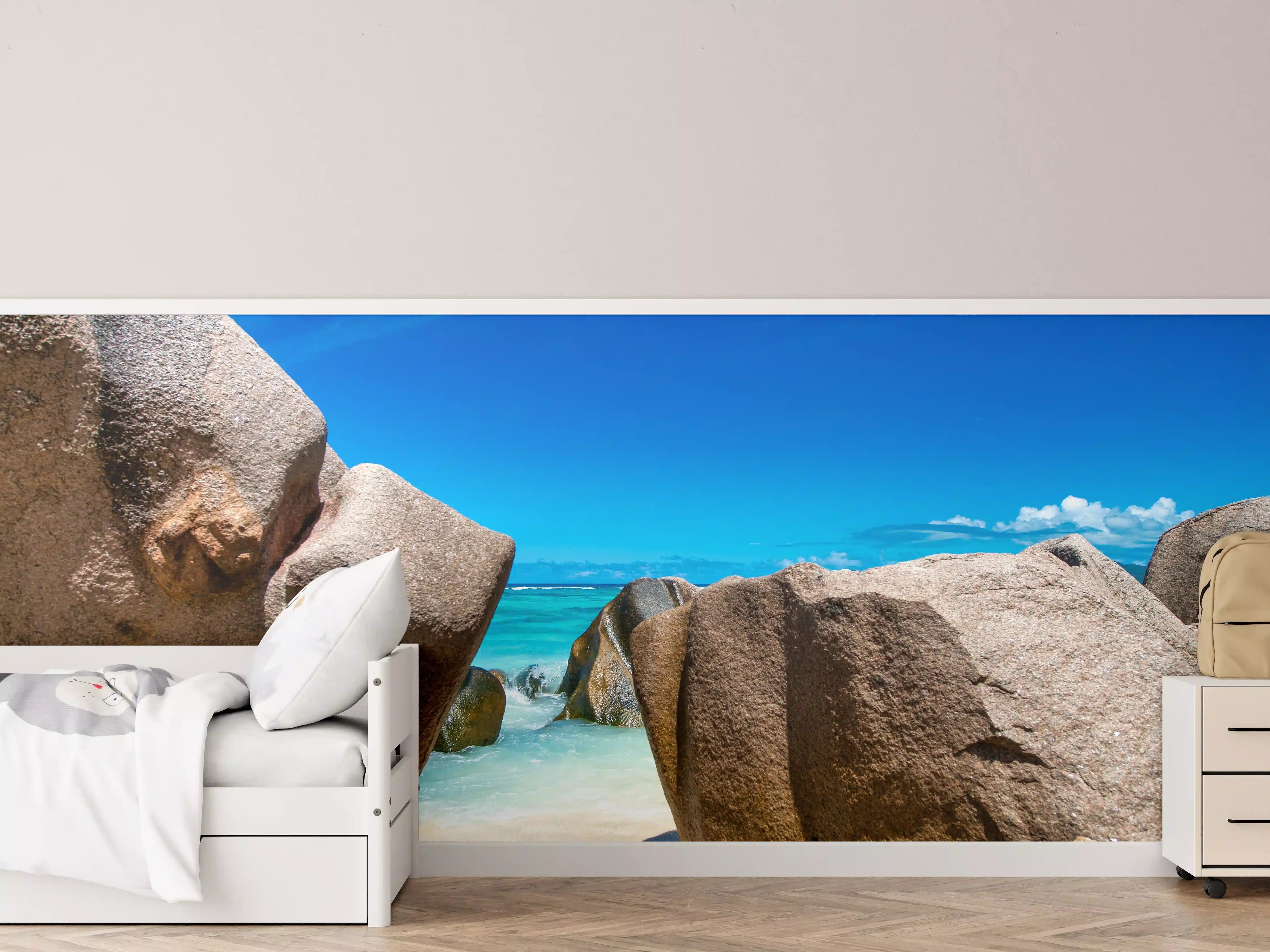 Kinderzimmer Wandgestaltung - Strand mit großen Felsen unter klarem Himmel