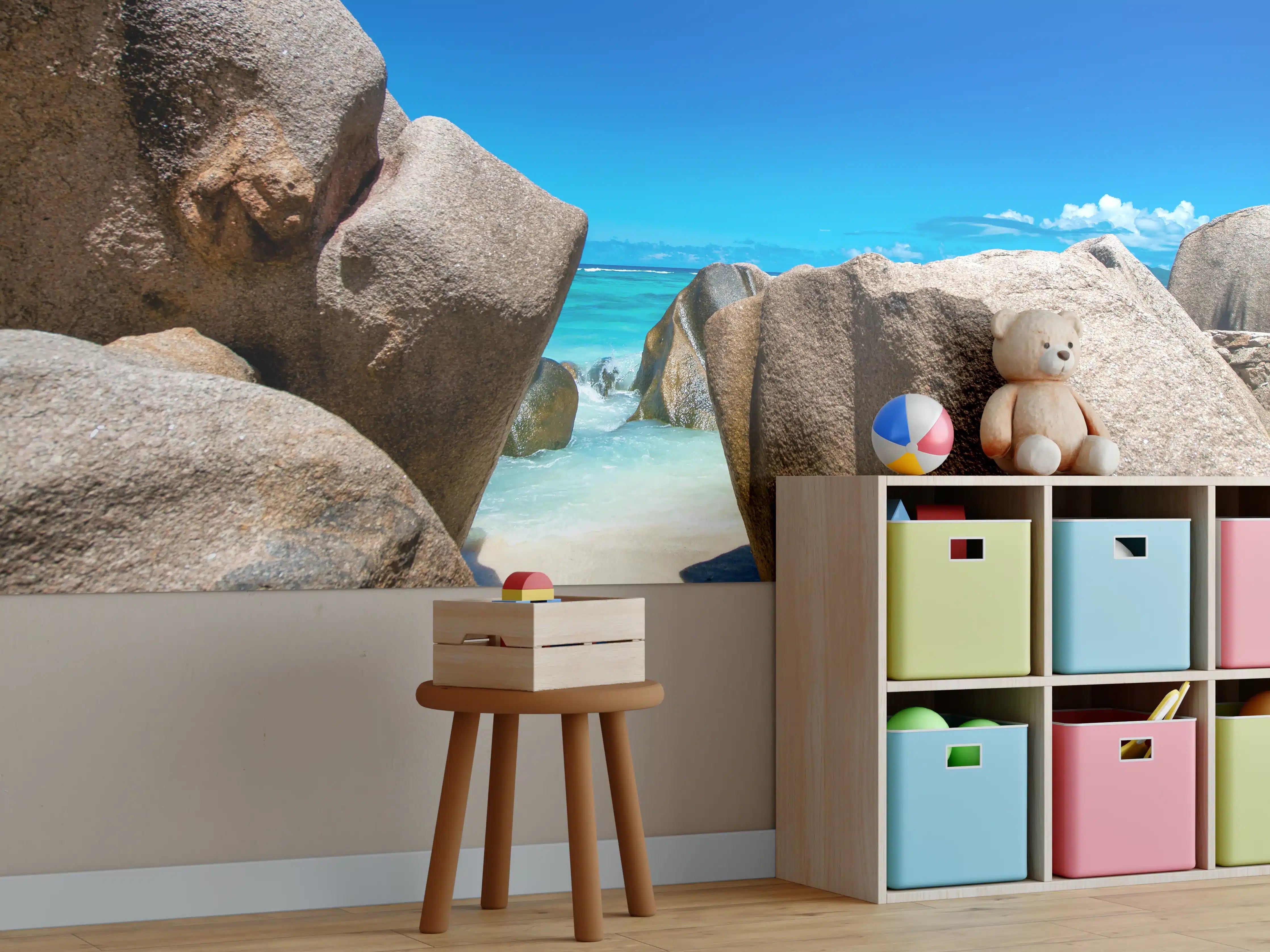 Kinderzimmer Wandgestaltung - Strand mit großen Felsen unter klarem Himmel