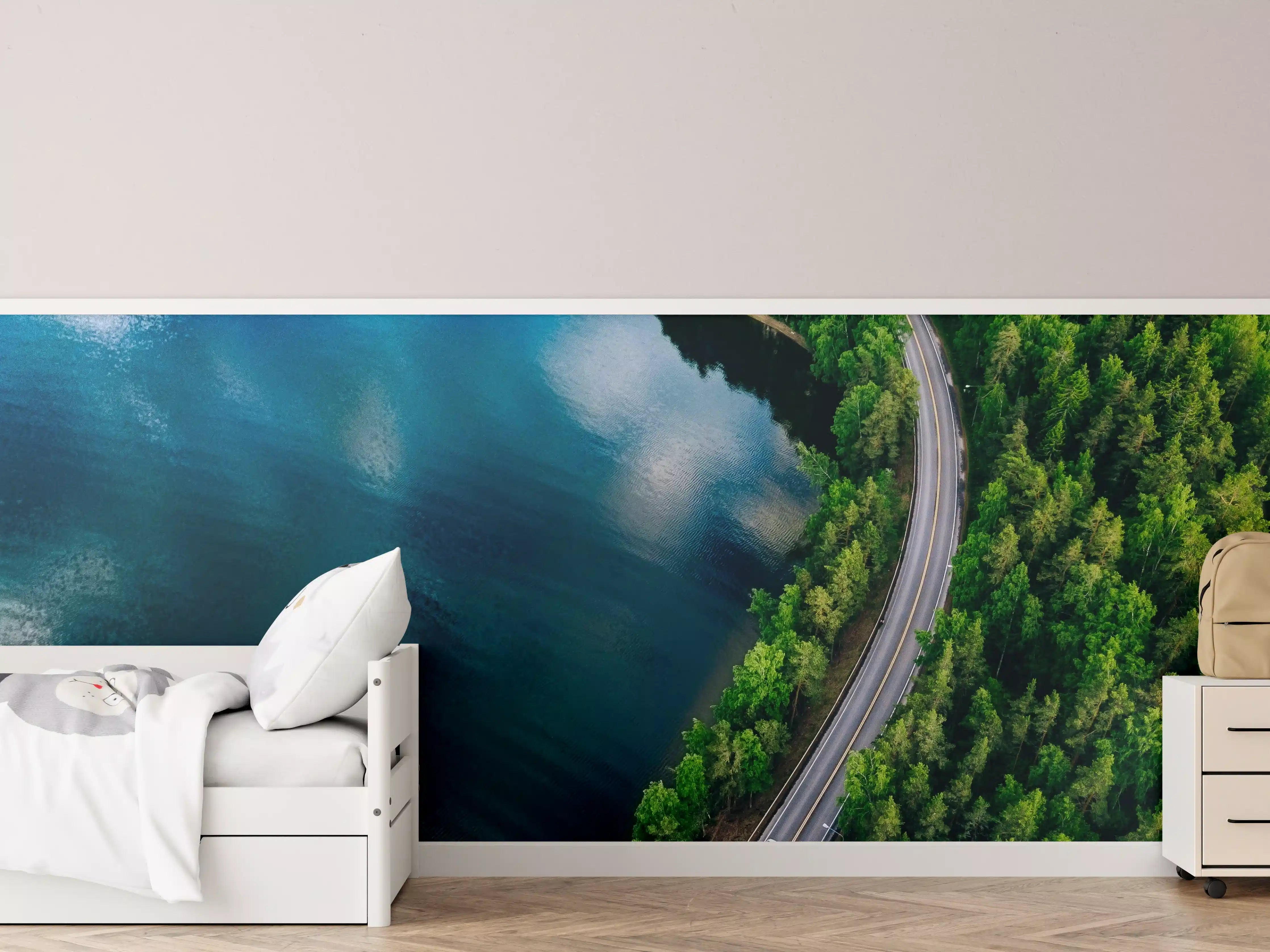 Kinderzimmer Wandgestaltung - Szenischer Wasserblick mit Waldpfad