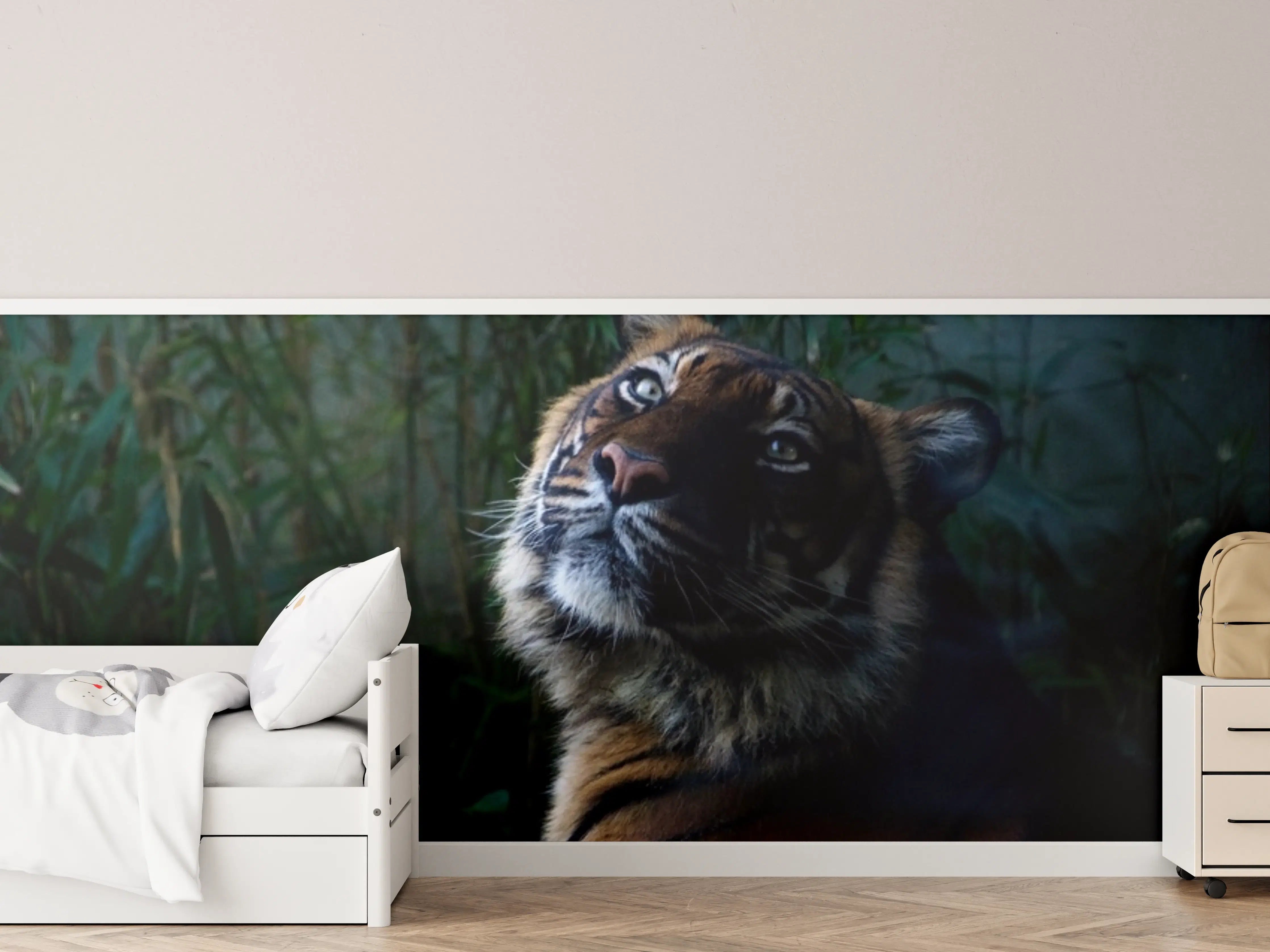 Kinderzimmer Wandgestaltung - Tiger in dunkler Naturaufnahme